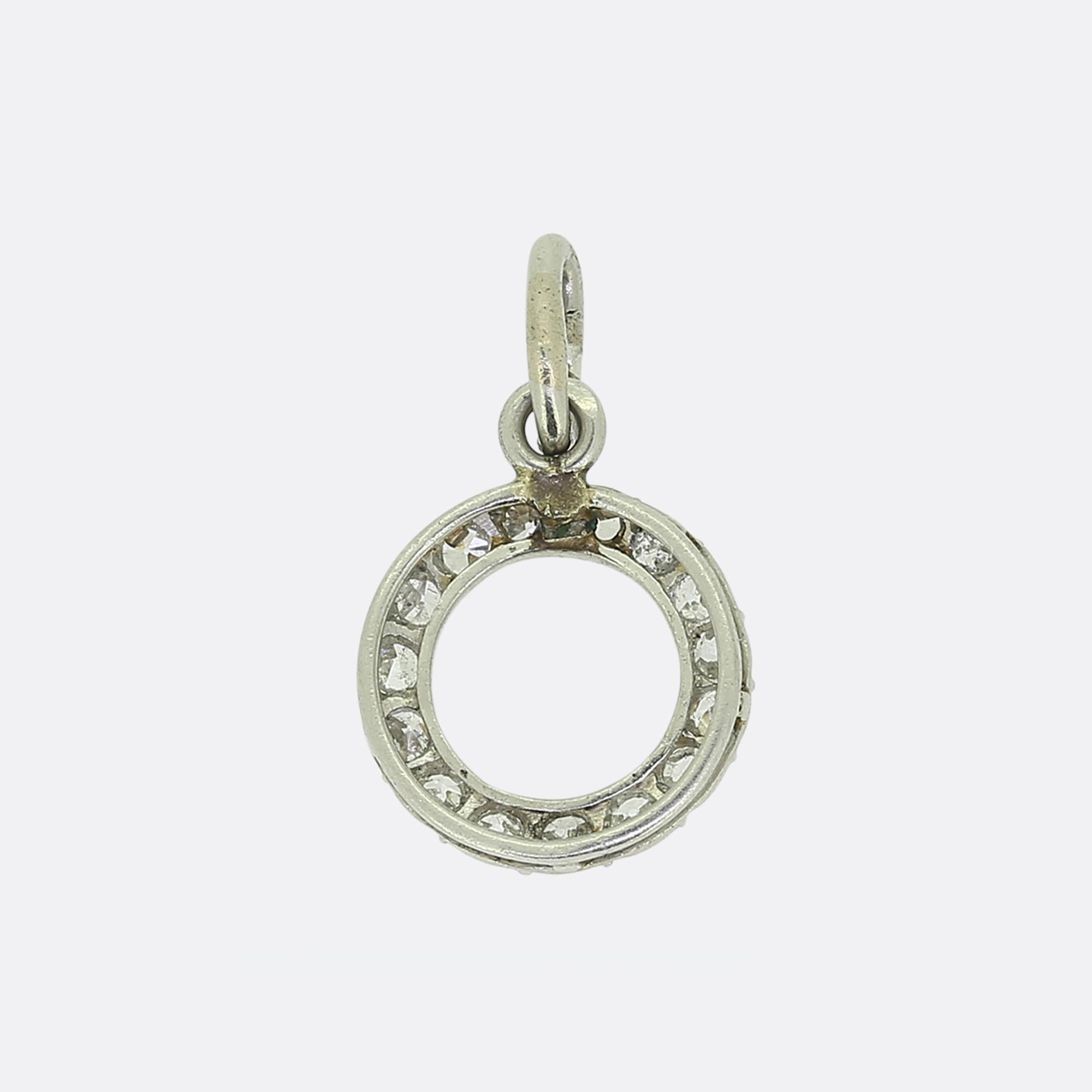 Voici un charmant petit pendentif original de style Art Déco. Cette pièce a été réalisée en platine dans une forme ouverte et arrondie, avec une seule rangée de diamants ronds à facettes de taille ancienne d'un blanc éclatant circulant sur le bord