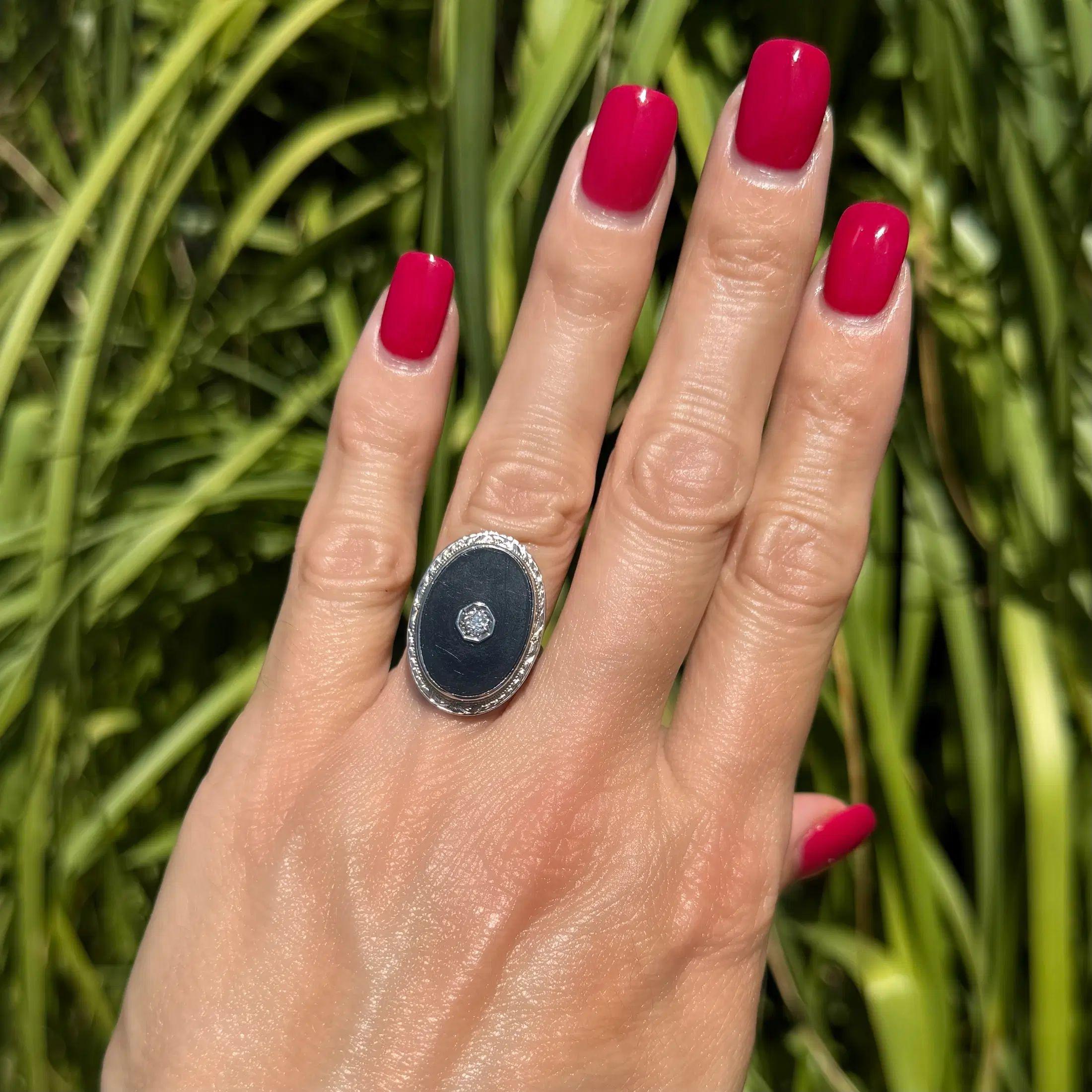 Art Deco Diamant auf ovaler Onyx-Platte Gravierter Gold Vintage Ring (Art déco) im Angebot