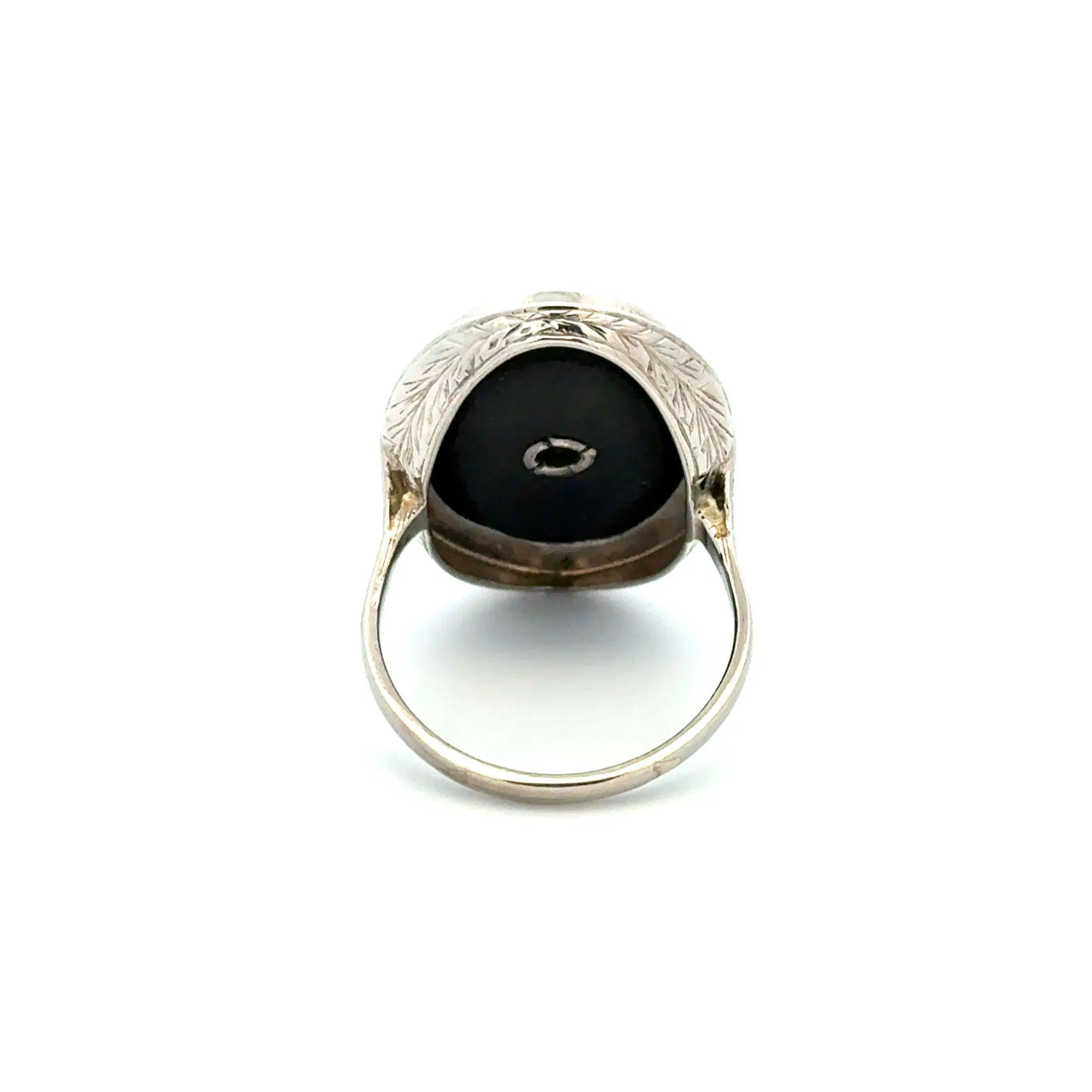Art Deco Diamant auf ovaler Onyx-Platte Gravierter Gold Vintage Ring im Zustand „Hervorragend“ im Angebot in Montreal, QC