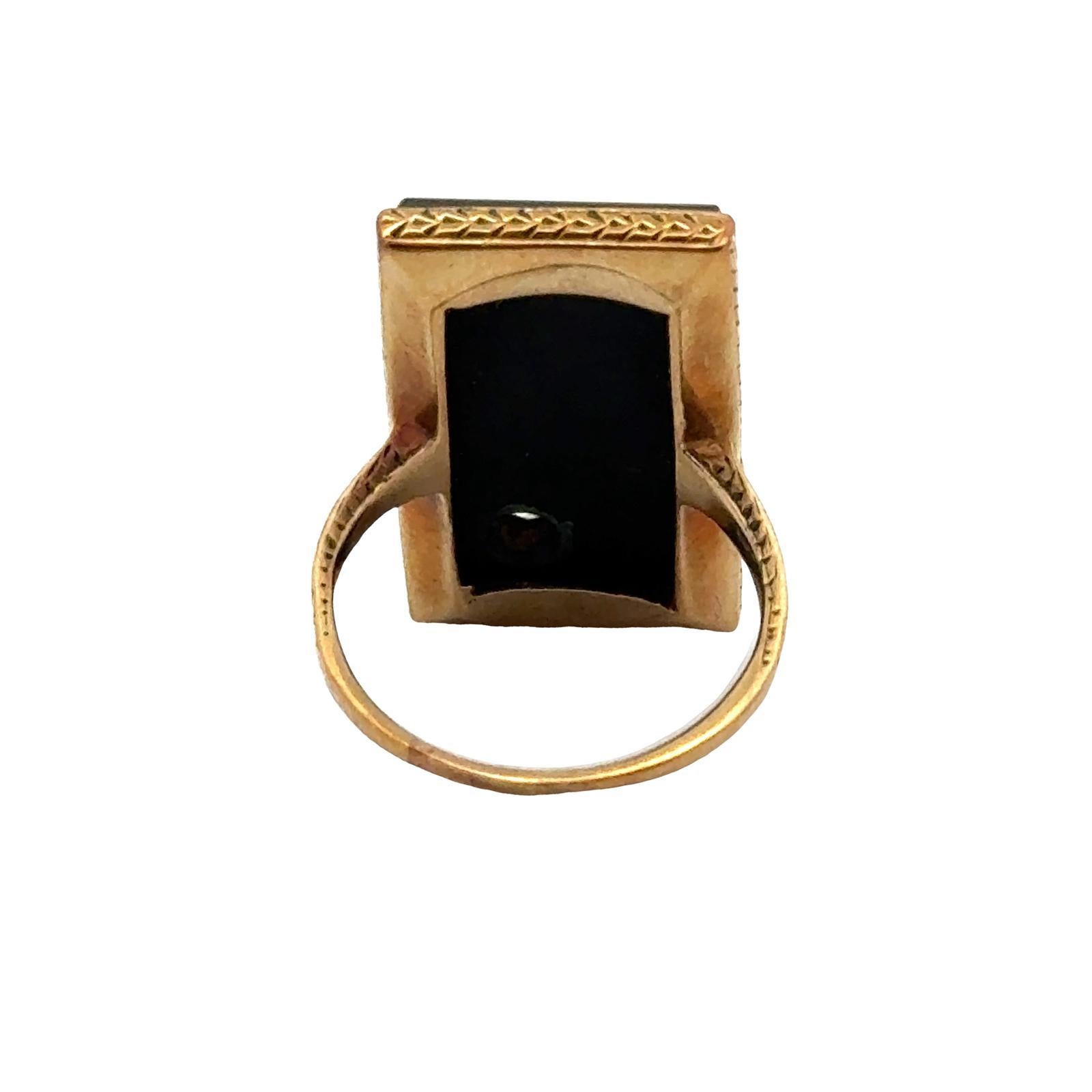 Art Deco Diamond Onyx 14 Karat Yellow Gold Rectangular Ring. For Sale 1