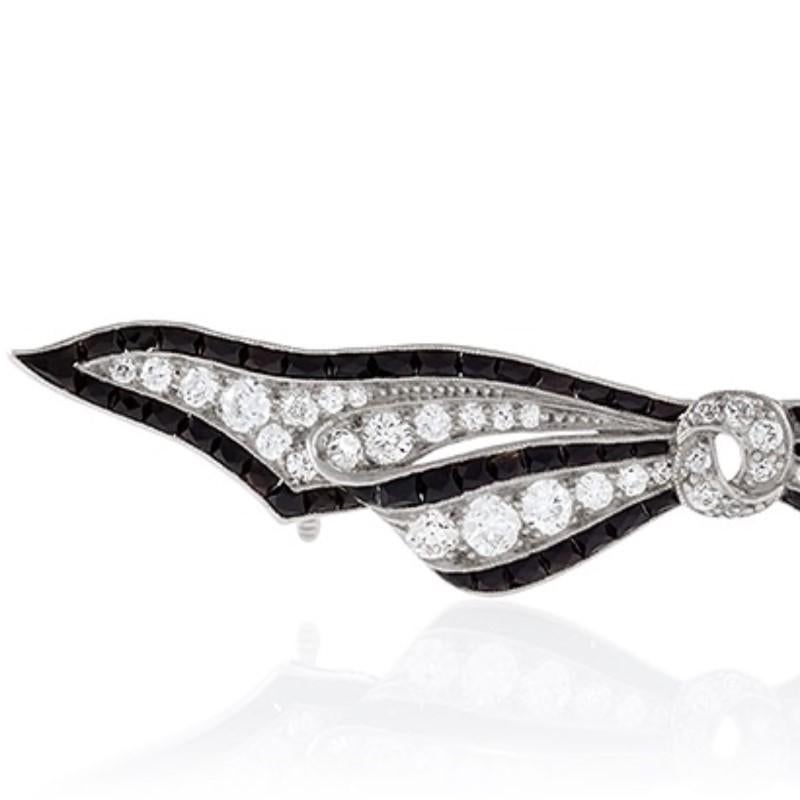 Schleifenbrosche aus Platin mit Diamanten und Onyx im Art déco-Stil im Zustand „Hervorragend“ im Angebot in New York, NY