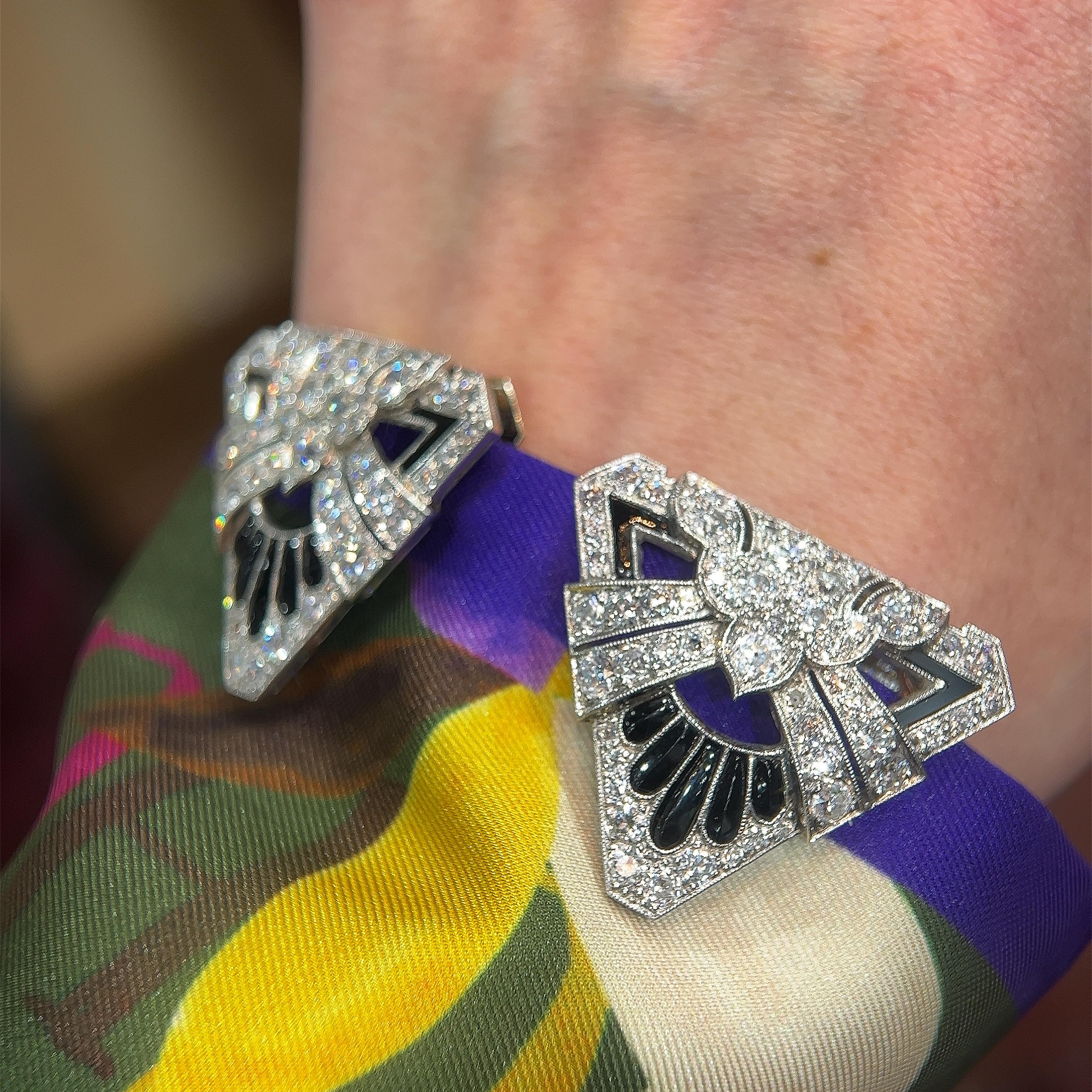 Une paire très exquise de colliers Art Déco en diamant et onyx. 

Circa les années 1920. 

Dimensions :  Longueur : 2,7 cm (environ) / Largeur : 3,3 cm

Poids : 21,8 g 