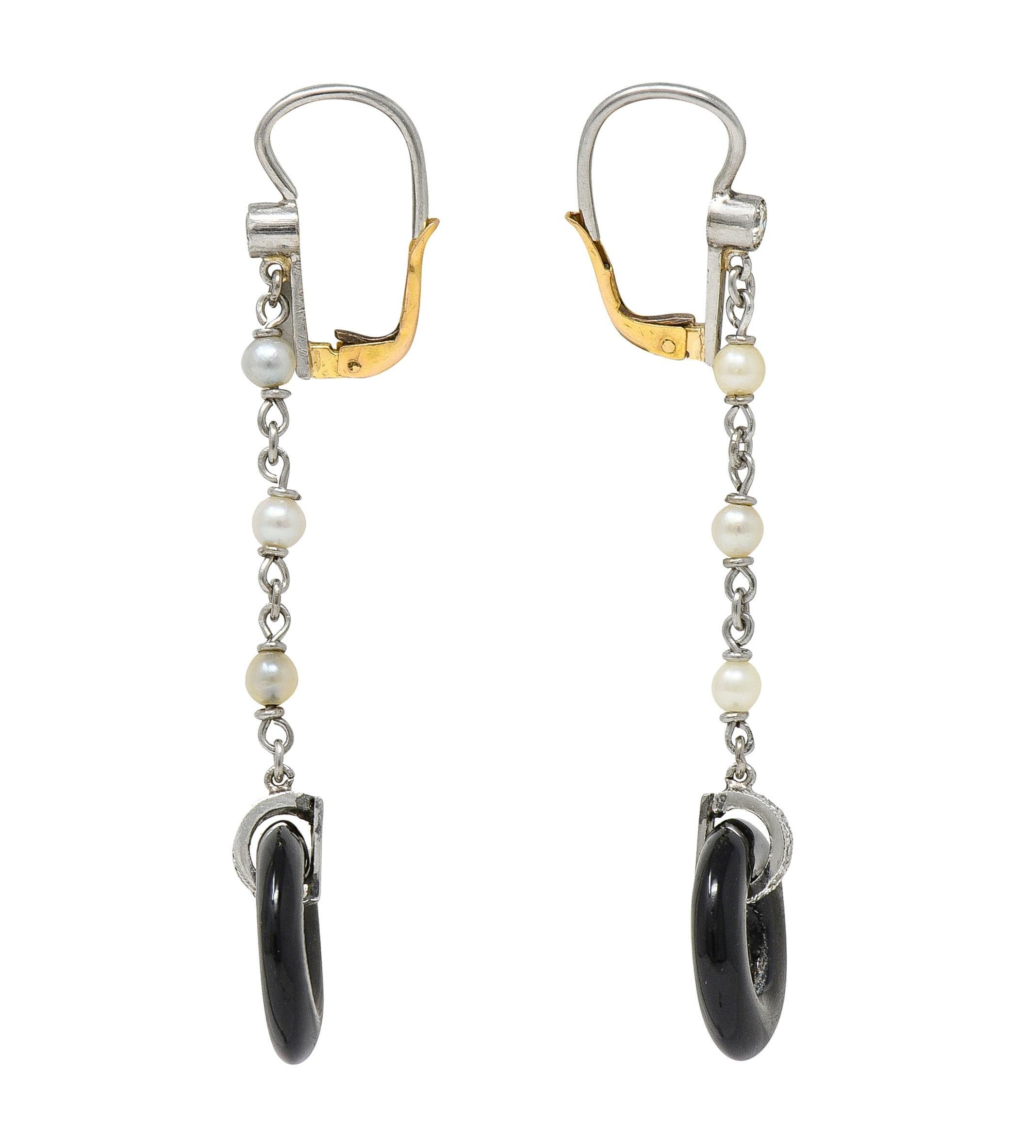 Art Déco Orecchini a goccia in stile Art Deco con diamanti, onice e perle, platino e oro 18 carati. in vendita