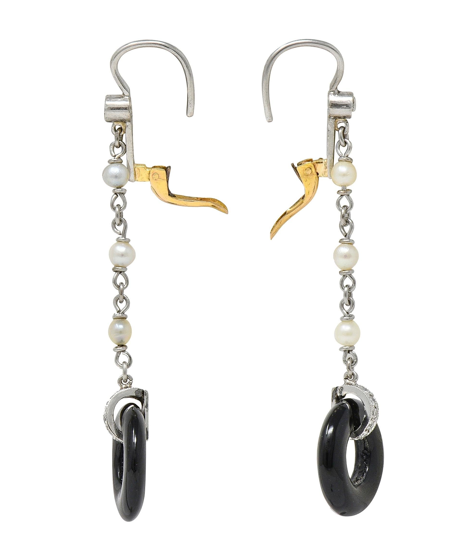 Orecchini a goccia in stile Art Deco con diamanti, onice e perle, platino e oro 18 carati. In condizioni ottime in vendita a Philadelphia, PA