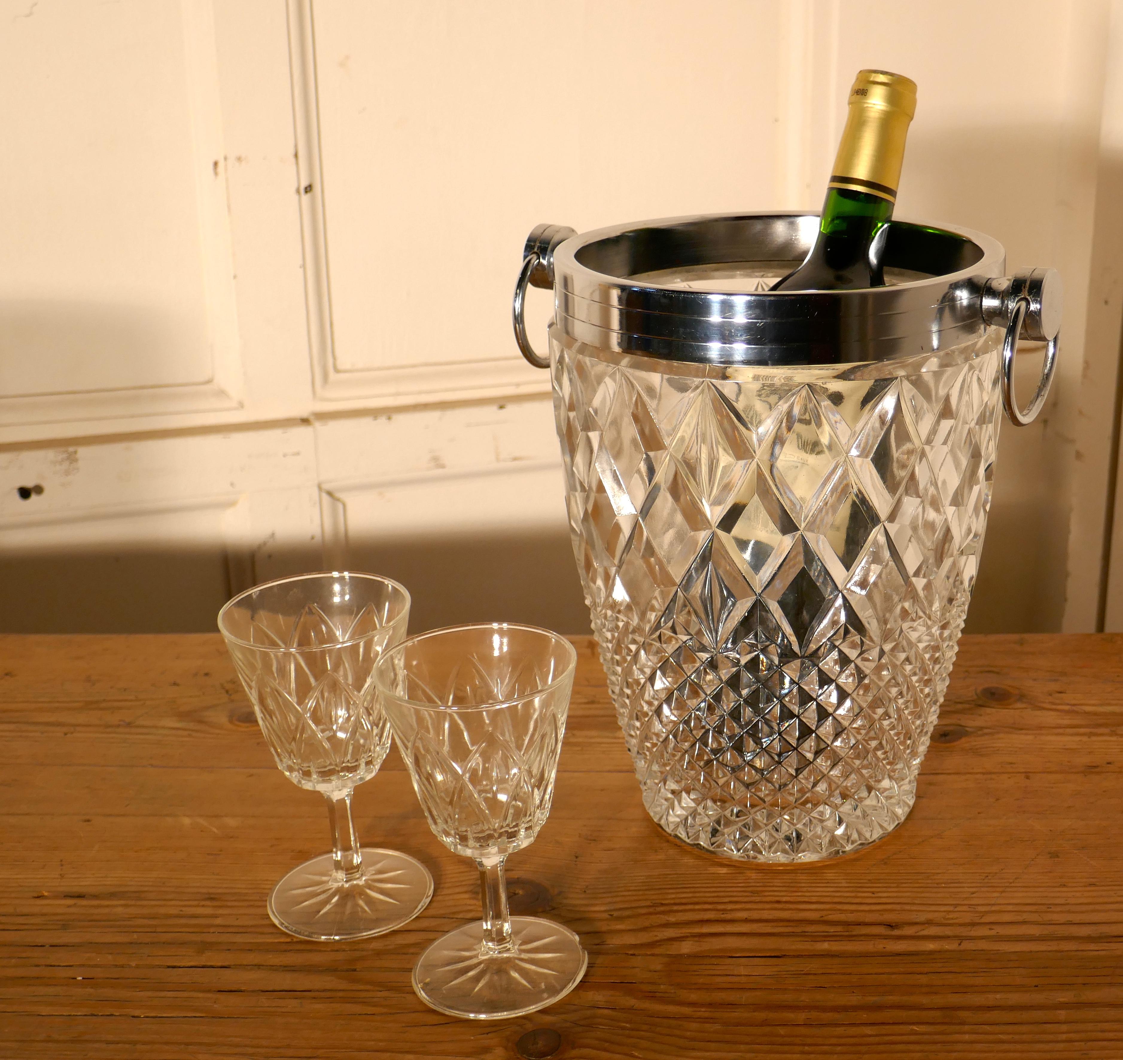 Art Deco diamond pattern champaign wine cooler


The cooler or ice bucket has a diamond pattern, with a chrome ring handled rim at the top

This ice bucket is heavy bottomed, it has been used but it is otherwise perfect 

The bucket is 10”