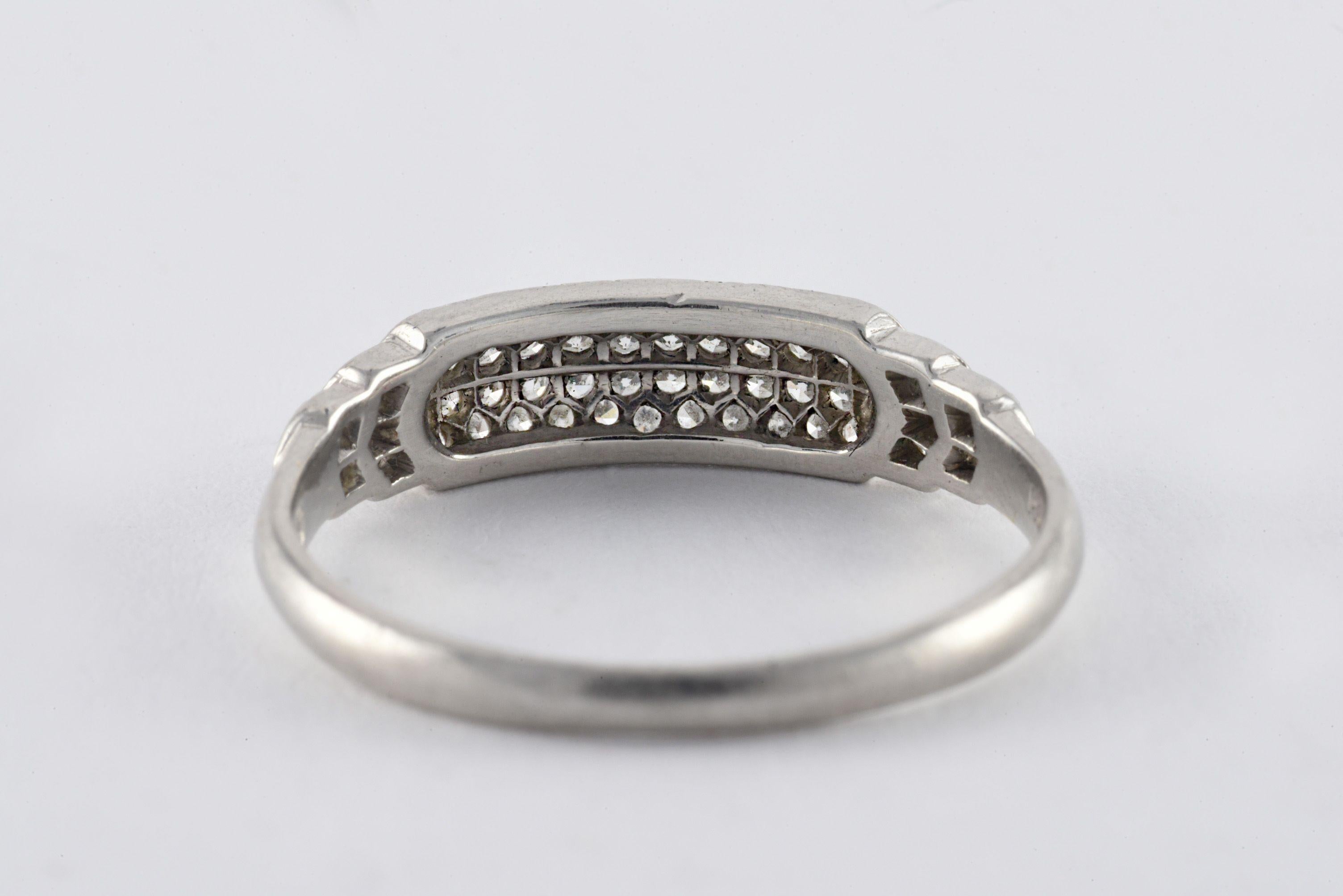 Quatre rangées étincelantes de diamants taille unique totalisant 0,50 carats, de couleur F et de pureté VS ornent cet anneau vintage en platine avec pavage. 
