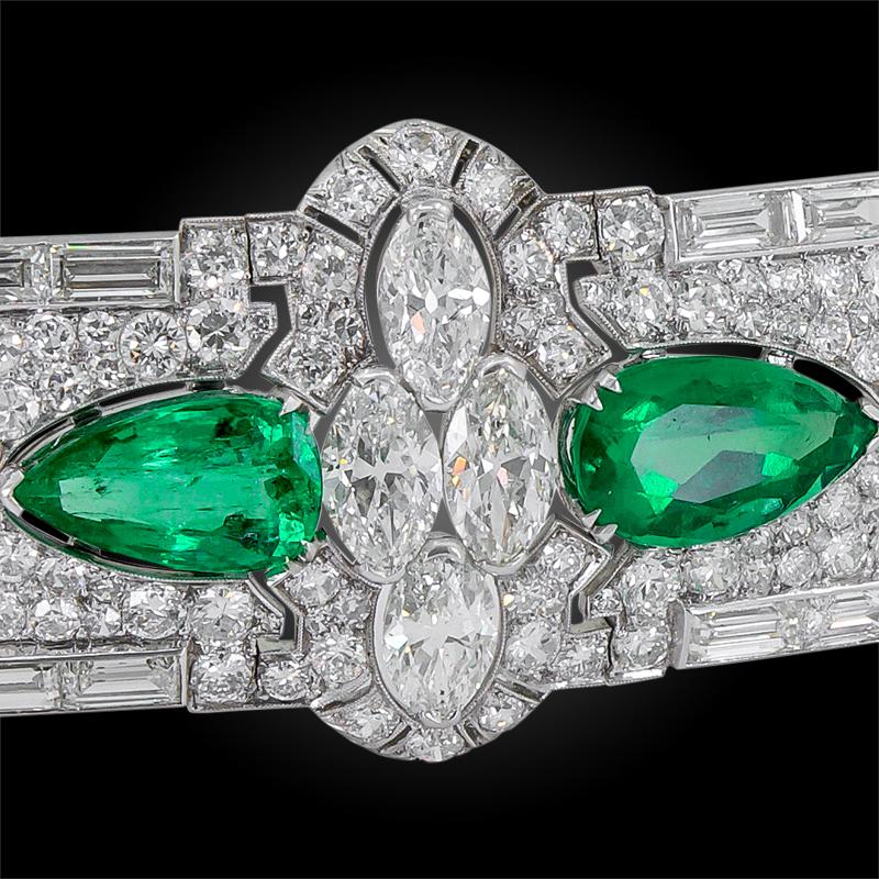 Art deco platinum bracelet, set with diamonds, highlighted with marquise-shaped and baguette diamonds, with four pear-shaped Colombian emeralds.

Four emeralds weighing approx. 4.10 cts., 4.70 cts., 6.50 cts. and 4.80 cts. and the total diamond