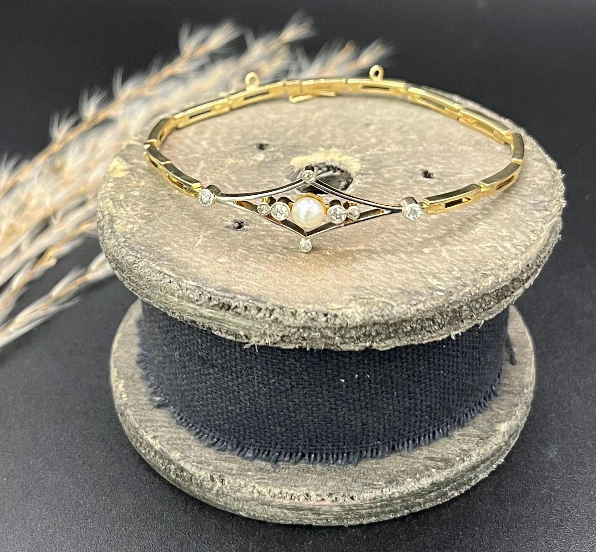 Bracciale Art Deco con perle e diamanti 

Oro giallo 18ct e platino 

Circa 1920

Bracciale in oro 18 ct con pannello centrale in stile navette con perla coltivata rotonda, circondata da un'aureola di otto diamanti taglio brillante con montatura a