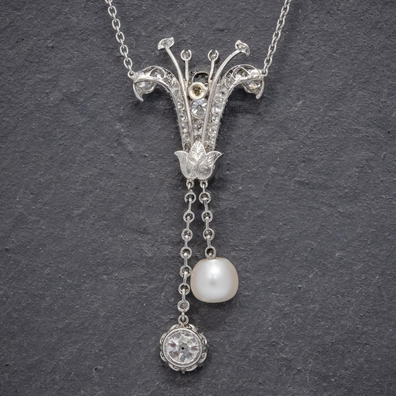 art deco lavaliere in white gold with a diamond pendant.