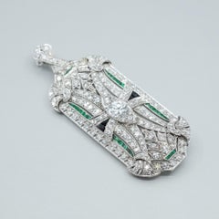 Spilla in platino, smeraldo, onice, 2,6 carati di diamanti, in stile tardo Art Déco.