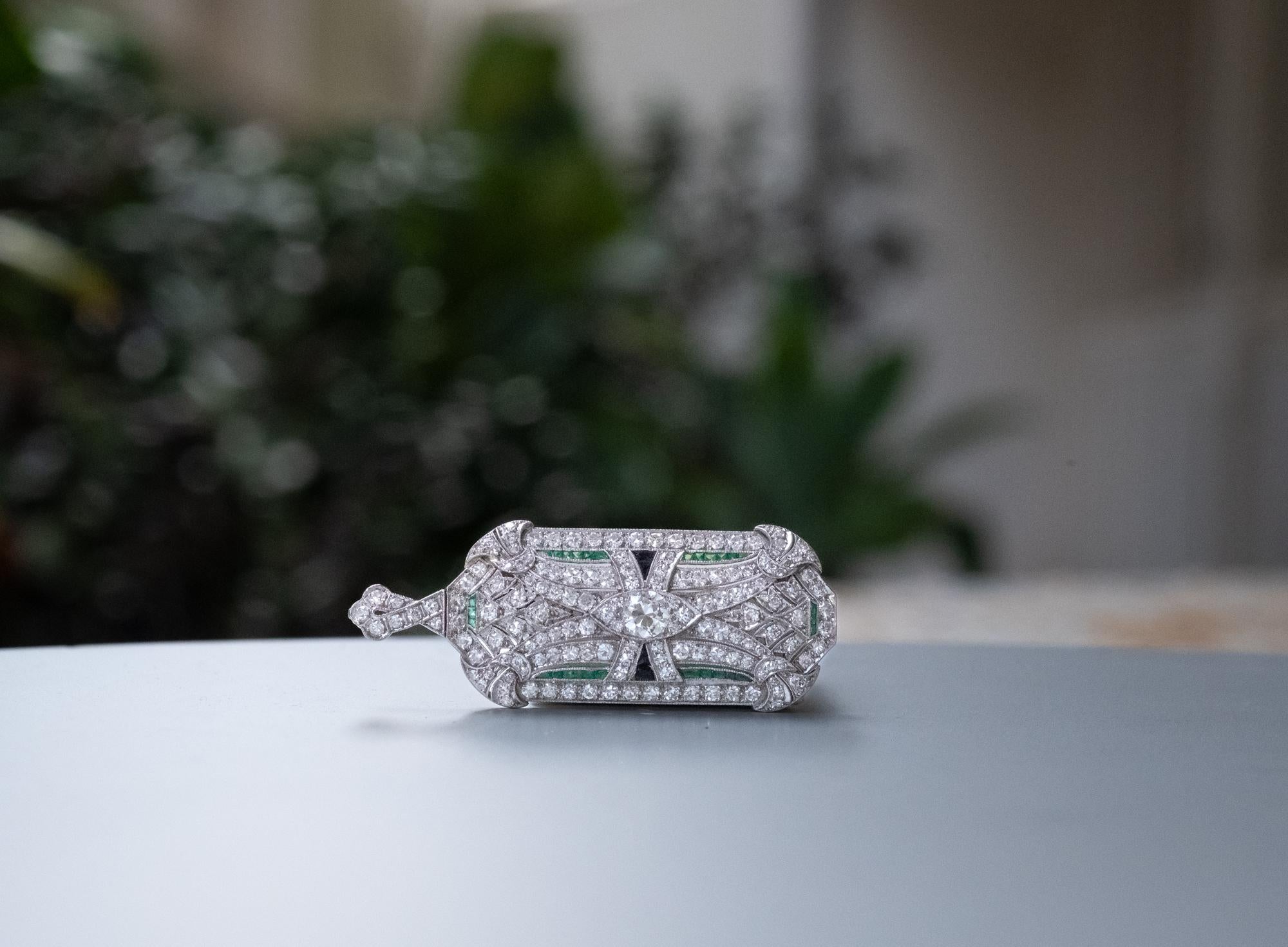 Spilla in platino, smeraldo, onice, 2,6 carati di diamanti, in stile tardo Art Déco. In condizioni buone in vendita a SYDNEY, AU