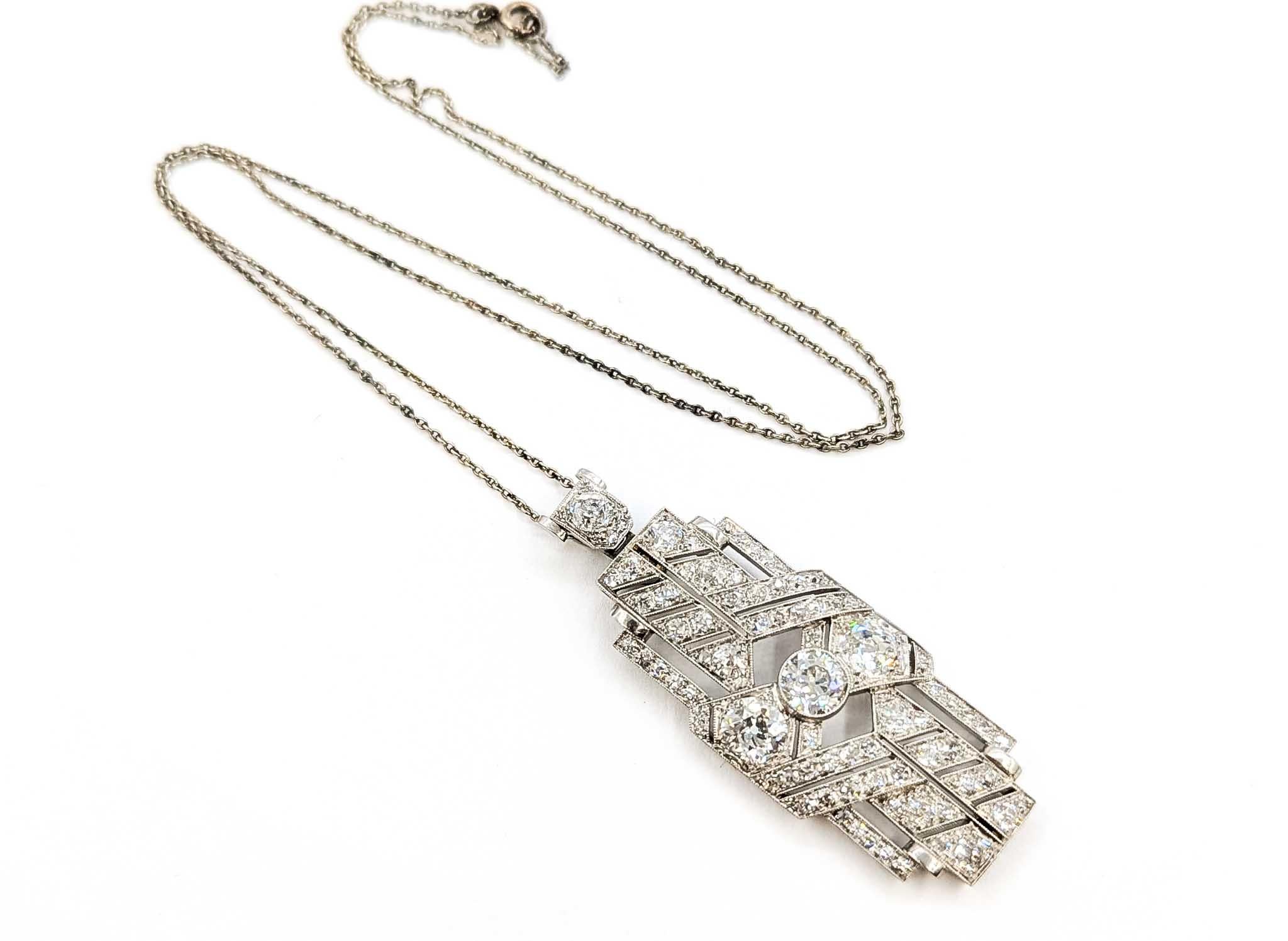 Art Deco Diamant-Anhänger aus Platin

Dieser Anhänger ist aus 900pt Platin gefertigt und mit einem Diamanten in Zackenfassung versehen. Ein echtes Beispiel für die Ära des Art déco. Die Old European Cut Diamanten sind insgesamt 3,5ctw, fast farblos