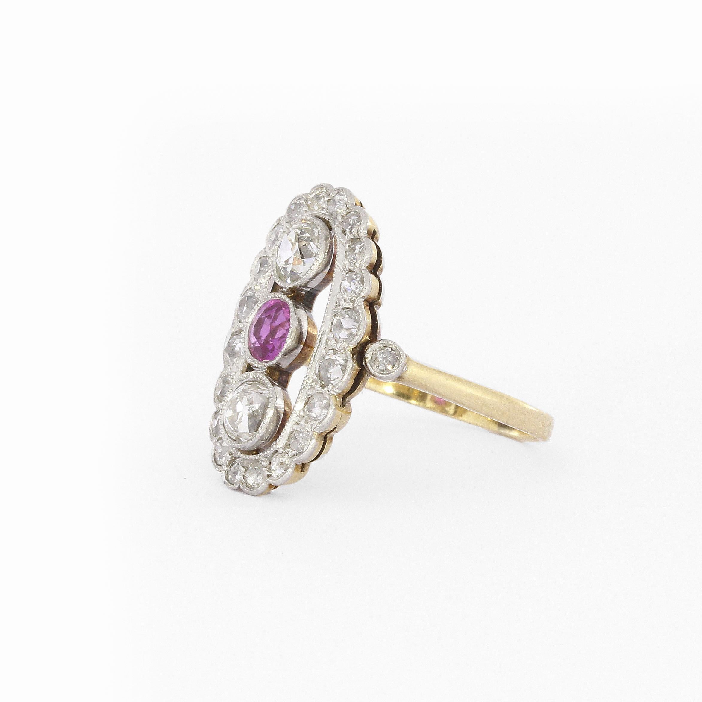 Anello Art Deco con 24 diamanti e uno zaffiro rosa in oro giallo e bianco
Peso del diamante circa 1,10ct.

Misure
L: 19 mm
L: 15 mm
H. H. 4mm