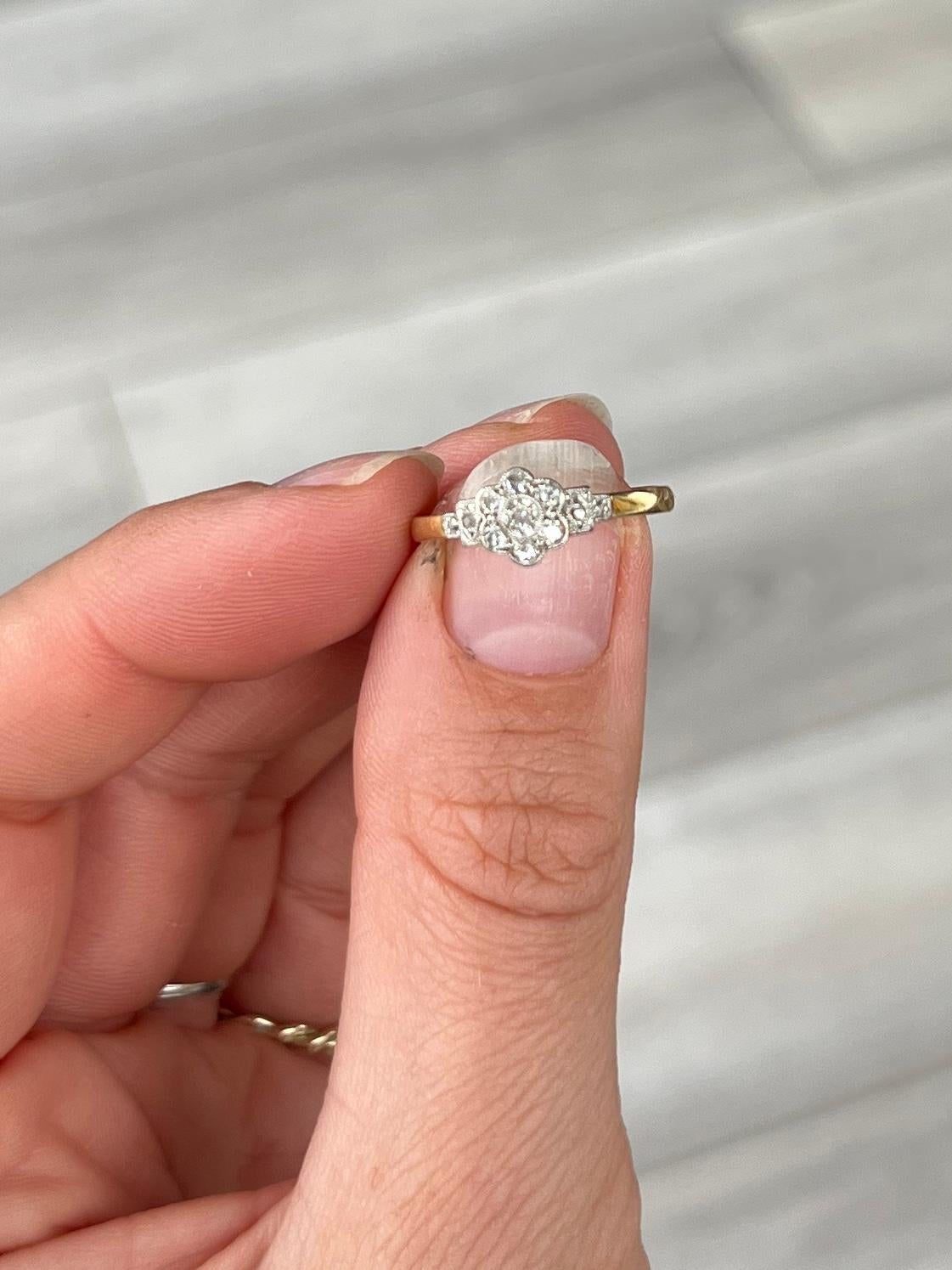 Questo splendido pannello contiene un diamante più piccolo ma molto scintillante incastonato nel platino, mentre il resto dell'anello è modellato in oro 18 carati. Il totale dei diamanti di questo anello è di 27 punti. 

Dimensioni: K 1/2 o 5 1/2