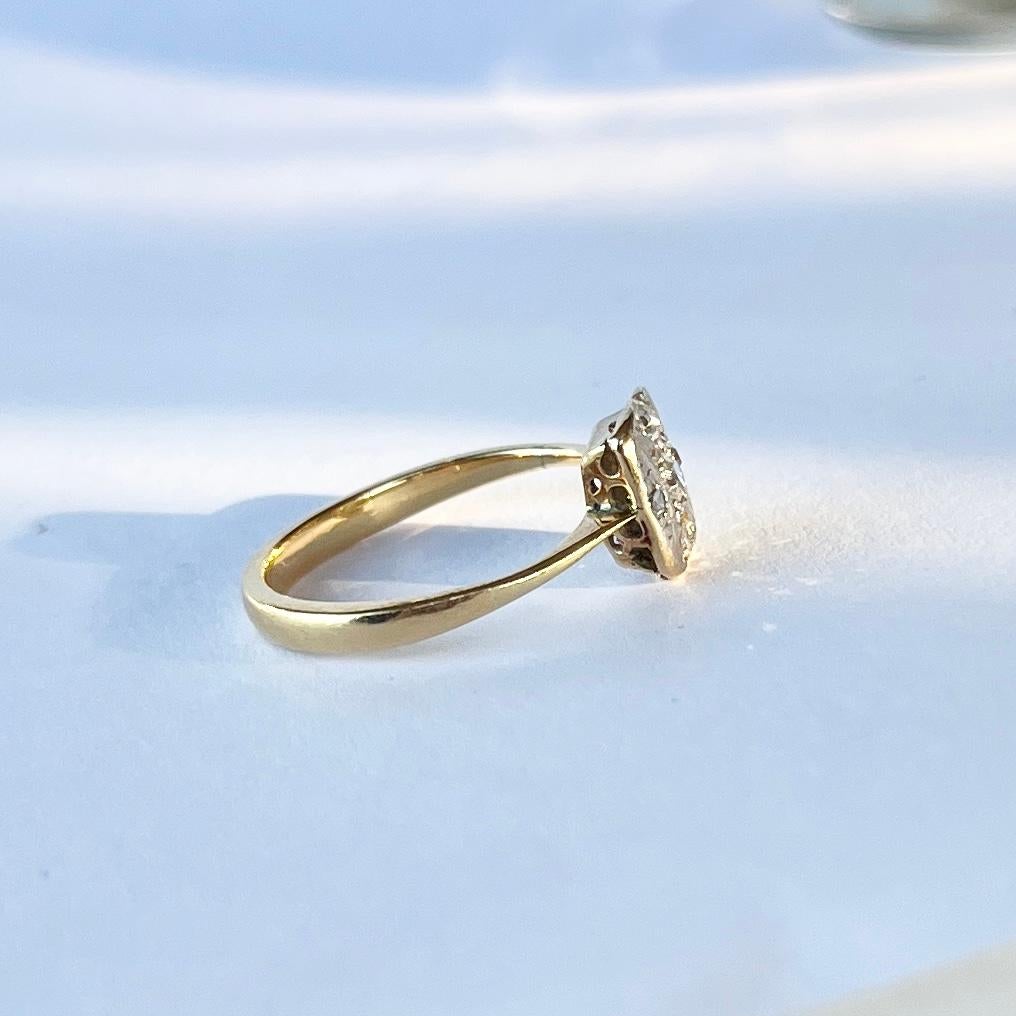 Questo splendido pannello contiene diamanti scintillanti incastonati nel platino e il resto dell'anello è modellato in oro 18 carati. Le pietre hanno un totale di 19 punti. 

Taglia: J o 4 3/4 
Dimensioni del pannello: 9x7mm

Peso: 2.3g

