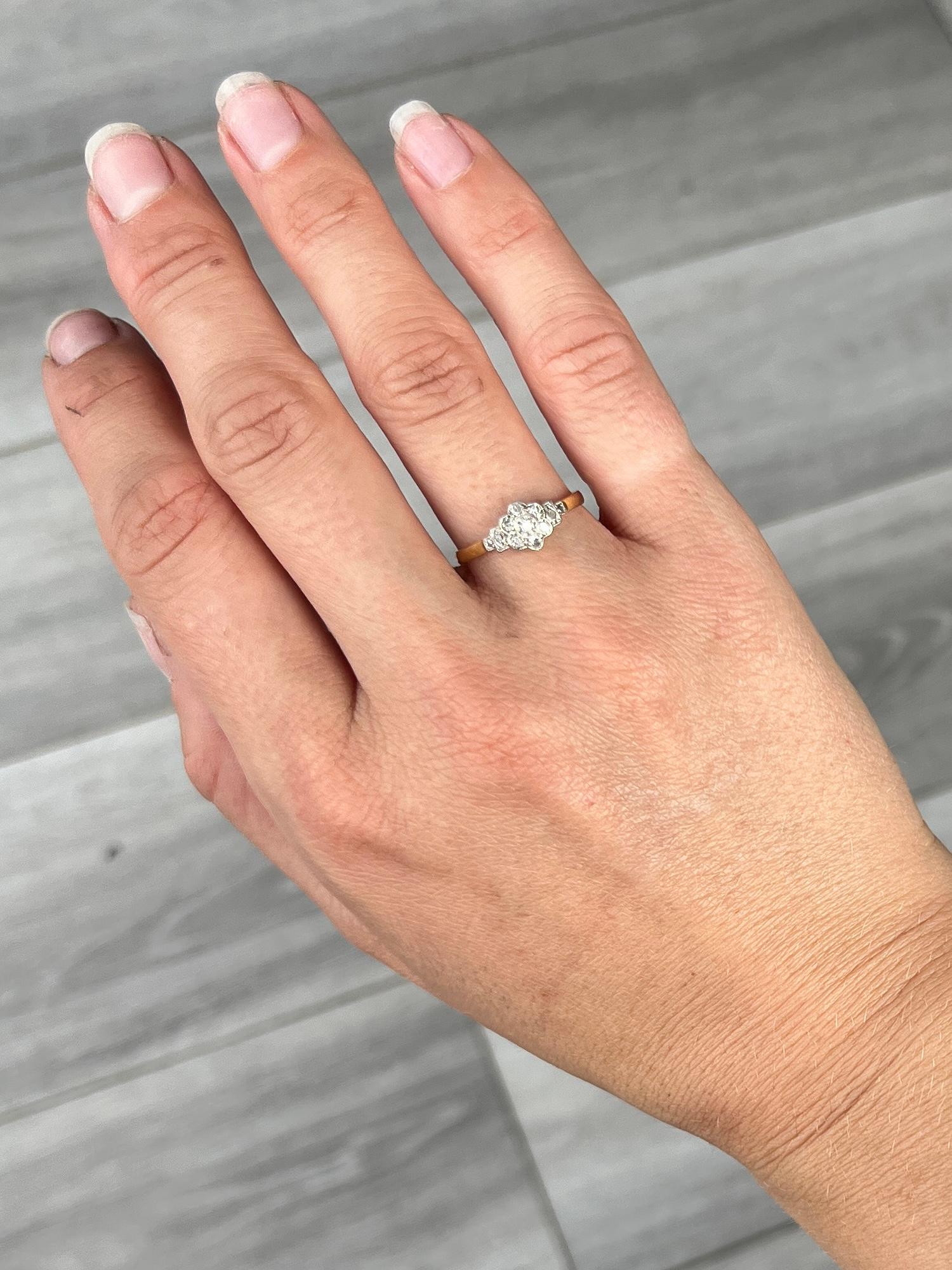 Taglio rotondo Anello Art Deco con pannello di diamanti in platino e oro 18 carati in vendita