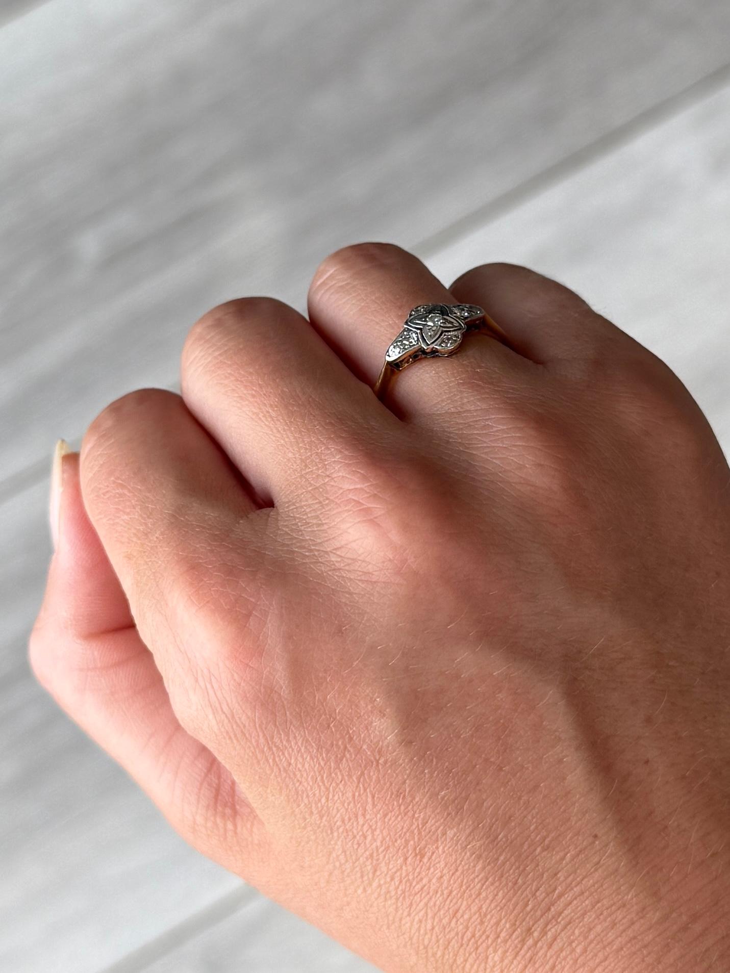 Questo anello a pannello contiene sette diamanti. Il diamante centrale misura 5pt e il totale dei diamanti di questo anello è di 17pt. Modello in oro 18 carati e pietre incastonate in platino.

Dimensioni: R o 8 3/4
Dimensioni del pannello: