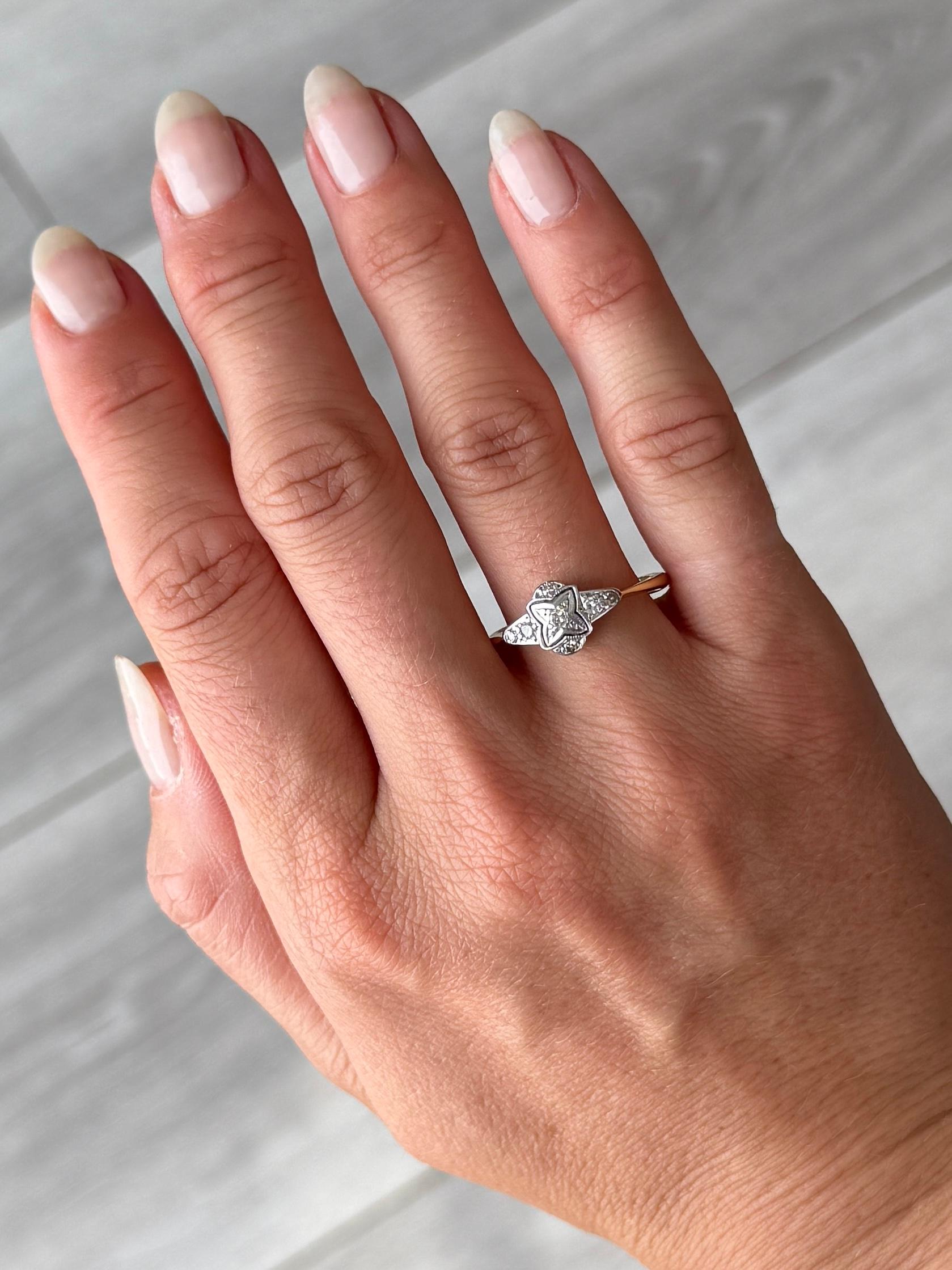 Taglio rotondo Anello Art Déco con diamante in platino e oro 18 carati in vendita