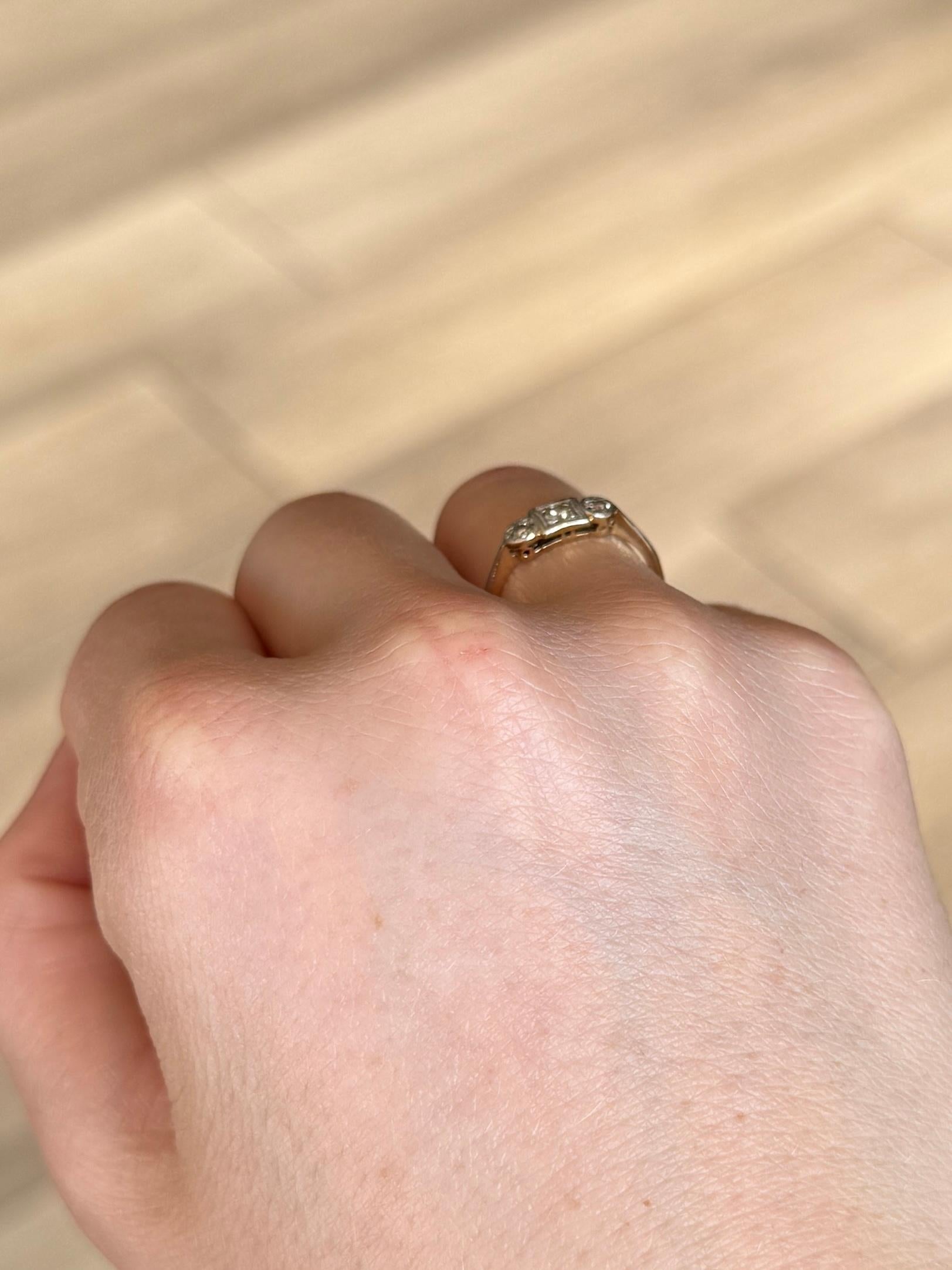 Questo splendido pannello contiene tre diamanti scintillanti incastonati nel platino e il resto dell'anello è modellato in oro 18 carati. Le pietre hanno un totale di 11 punti. 

Dimensioni: K 1/2 o 5 1/2 
Dimensioni del pannello: 5x12 mm

Peso: