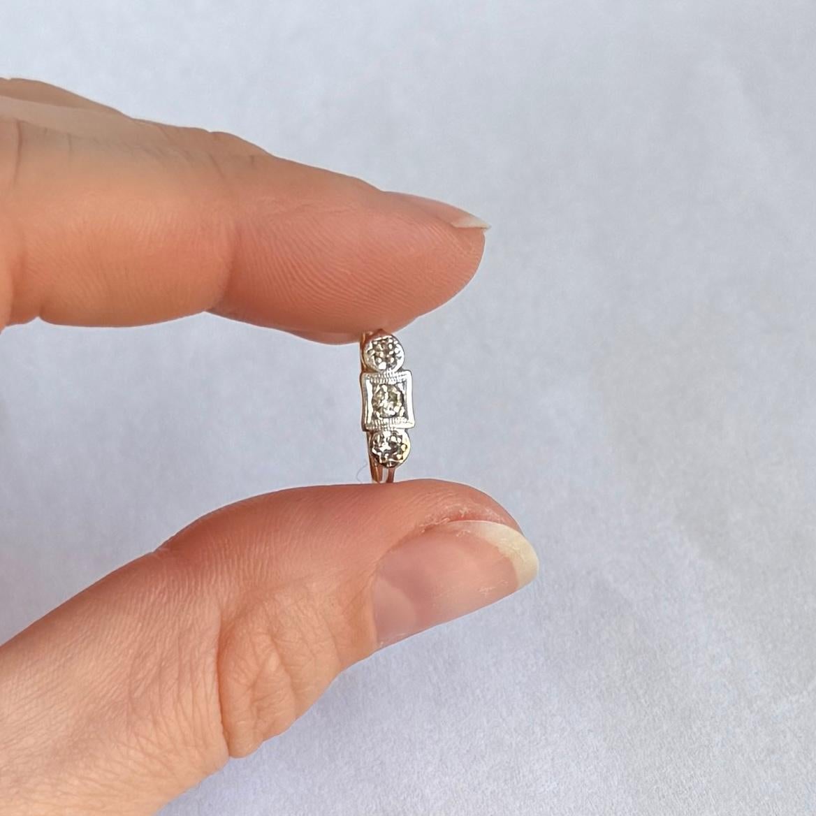 Taglio rotondo Anello a tre pietre con diamante in platino e oro 18 carati in stile Art. in vendita