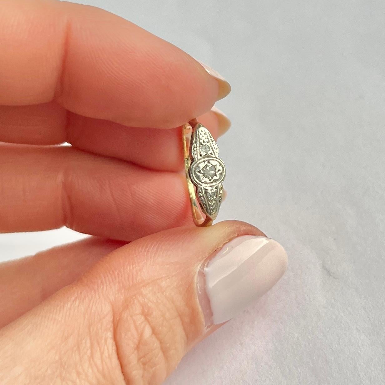 Questo splendido pannello contiene piccoli ma scintillanti diamanti incastonati nel platino, mentre il resto dell'anello è modellato in oro a 9 carati. Il totale dei diamanti di questo anello è di 8 punti. 

Dimensioni: H. 1/2 o 4
Dimensioni del