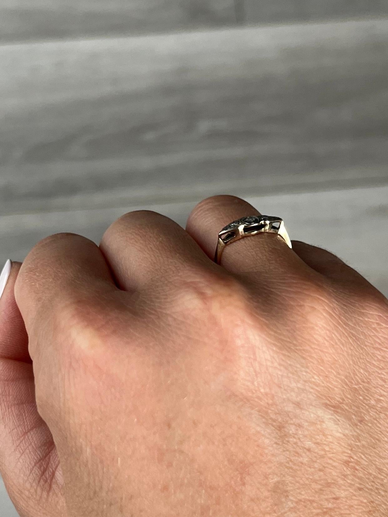 Taglio rotondo Anello Art Déco con diamante in platino e oro 9 carati in vendita