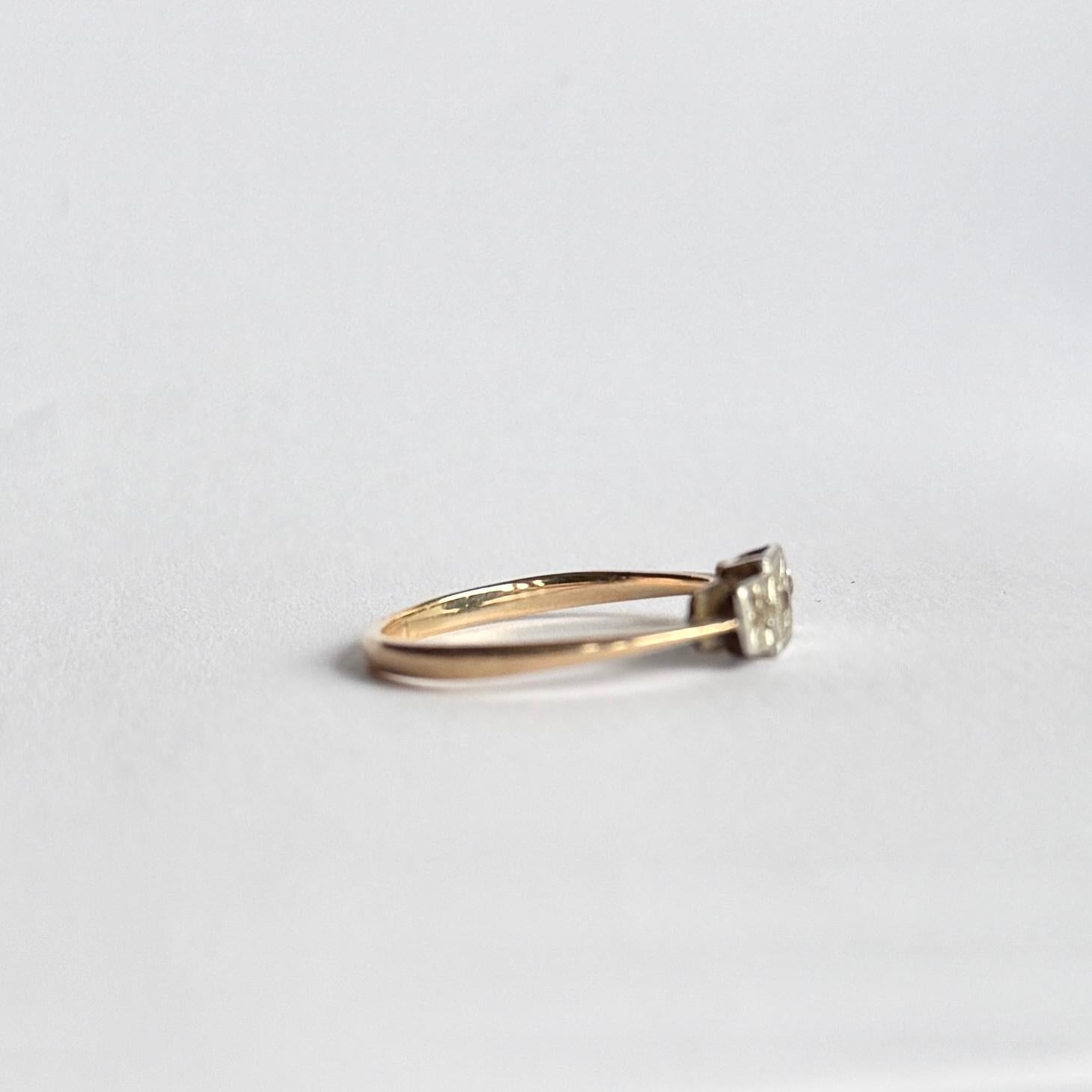 Questo splendido pannello contiene tre diamanti scintillanti incastonati nel platino e il resto dell'anello è modellato in oro 9 carati. Le pietre hanno un totale di 10 punti e sono incastonate in una montatura a stella. 

Dimensioni: O 1/2 o 7