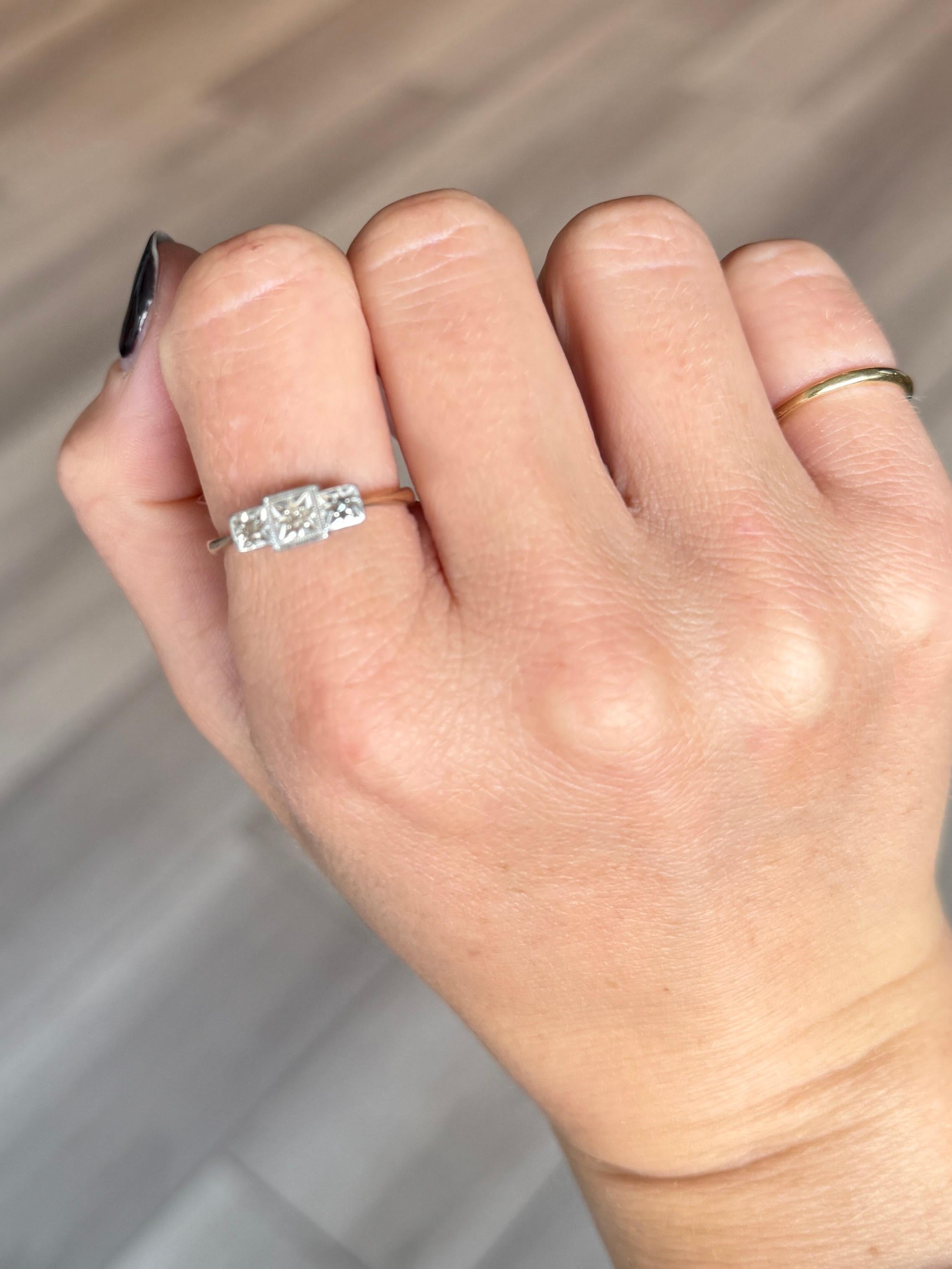 Taglio rotondo Anello a tre pietre con diamante in platino e oro 9 carati in stile Art. in vendita