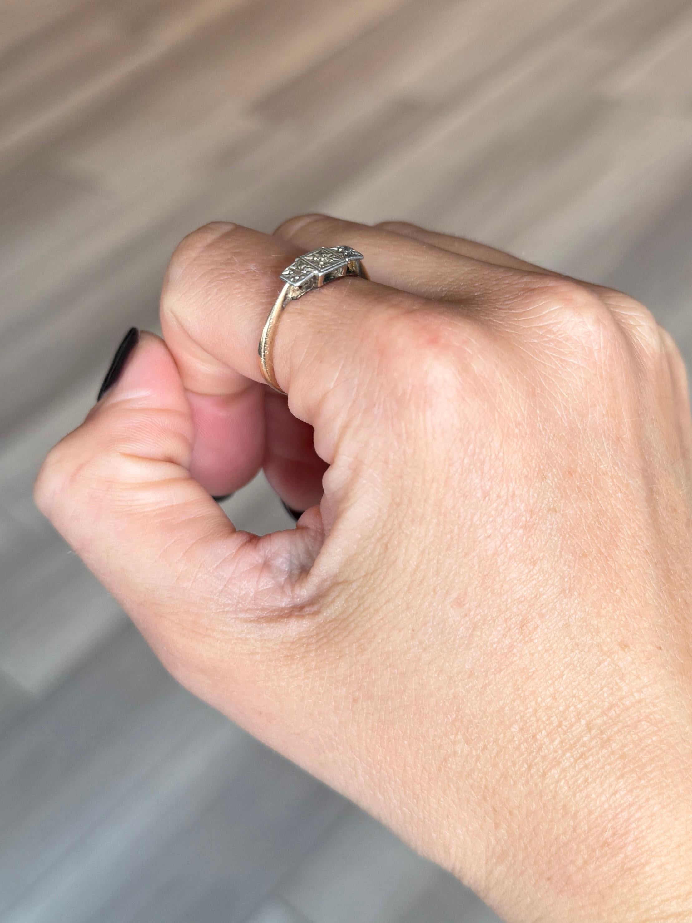 Anello a tre pietre con diamante in platino e oro 9 carati in stile Art. In condizioni buone in vendita a Chipping Campden, GB