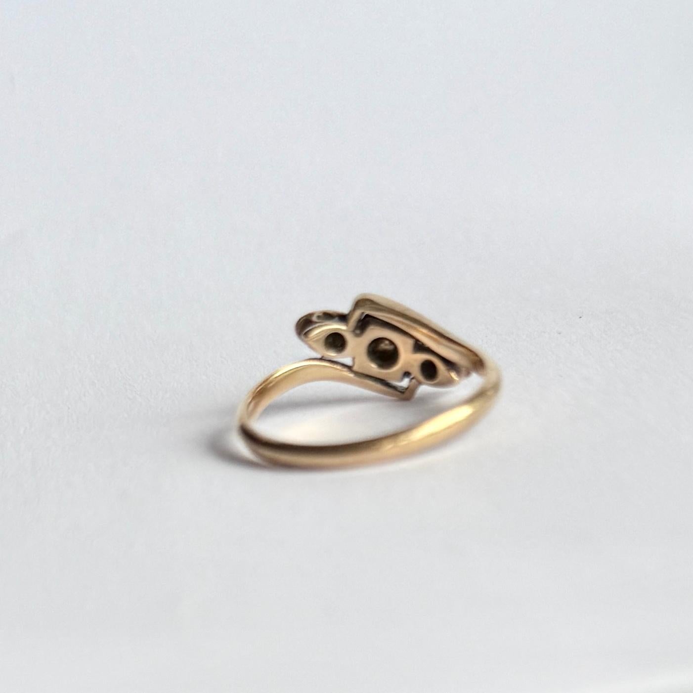 Taille ronde Bague Art déco à trois pierres torsadées en platine et or 9 carats en vente