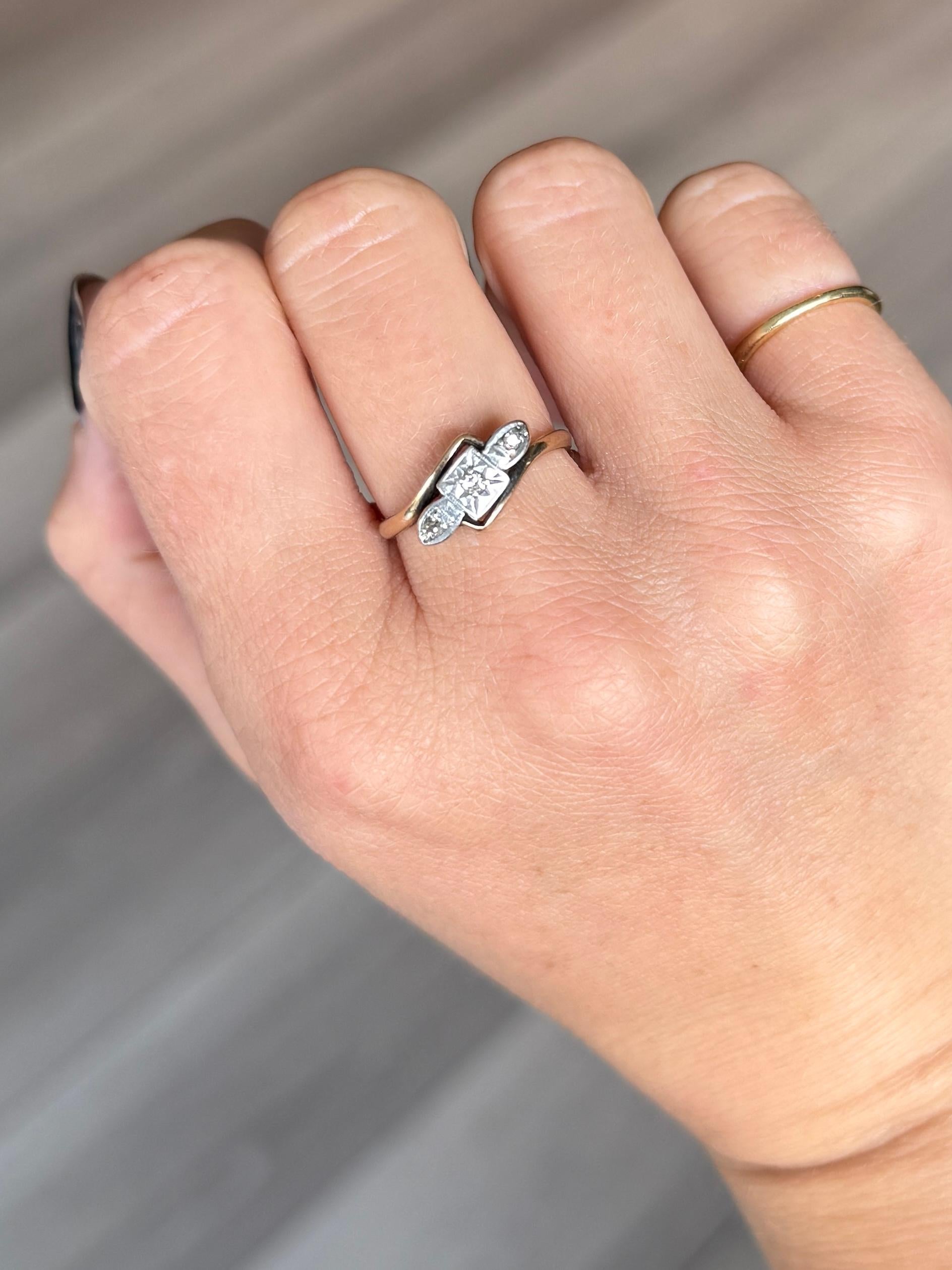 Bague Art déco à trois pierres torsadées en platine et or 9 carats Bon état - En vente à Chipping Campden, GB