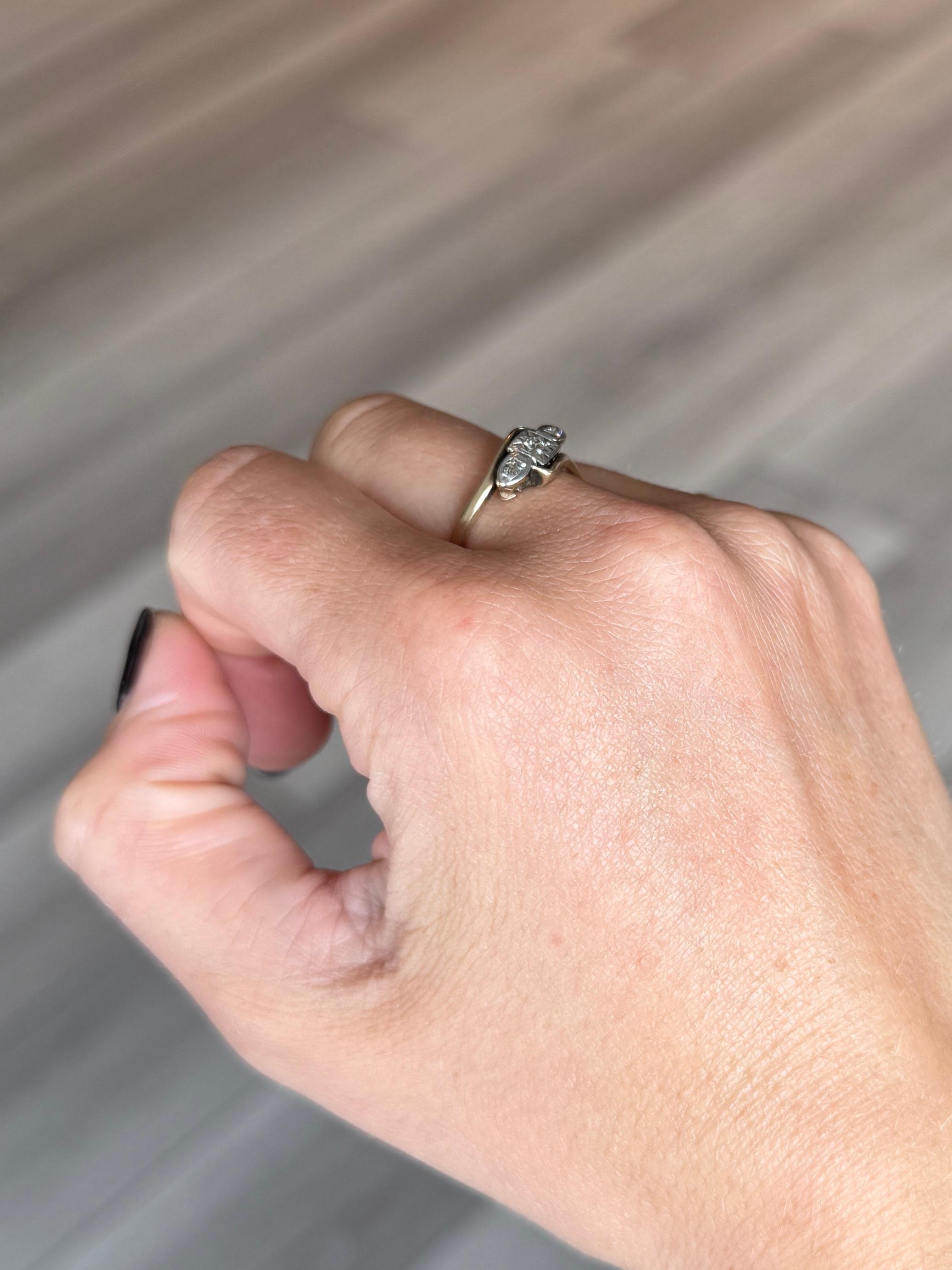 Bague Art déco à trois pierres torsadées en platine et or 9 carats Pour femmes en vente