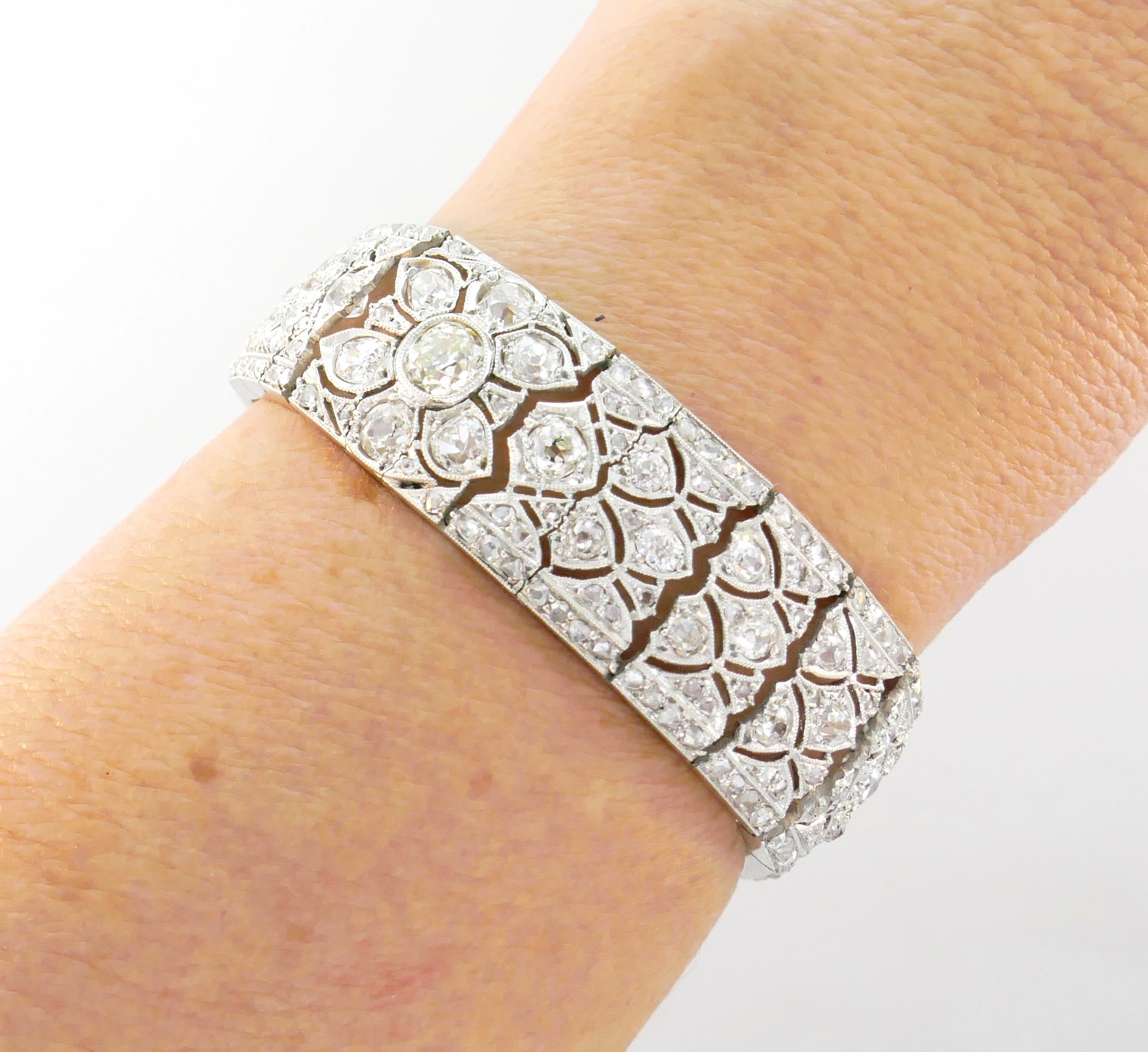 Superbe bracelet Art déco qui peut être transformé en collier ras du cou. Élégante, intemporelle et polyvalente, cette pièce est un excellent complément à votre collection de bijoux. 
Le bracelet est en platine et serti de diamants taille ancienne.