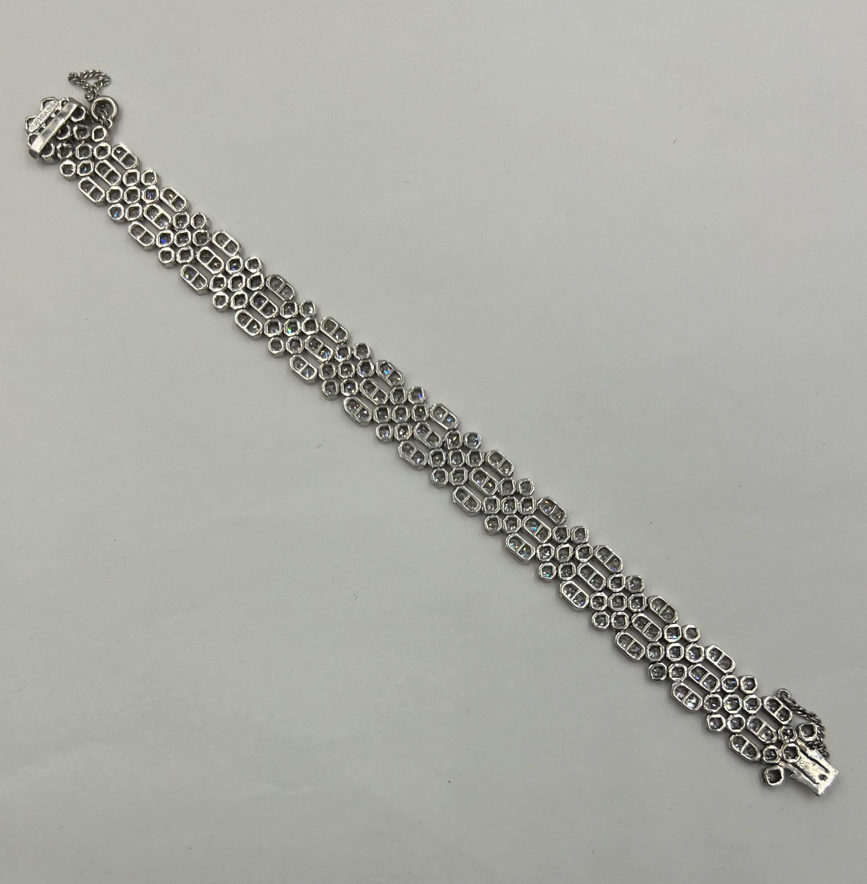 Art-Déco-Diamant-Armband aus Platin, um 1930.

Dieses Art-Déco-Diamant-Platin-Armband ist ein atemberaubendes Schmuckstück, das die Eleganz und Raffinesse der Art-Déco-Ära verkörpert. Dieses mit Präzision und Liebe zum Detail gefertigte Armband