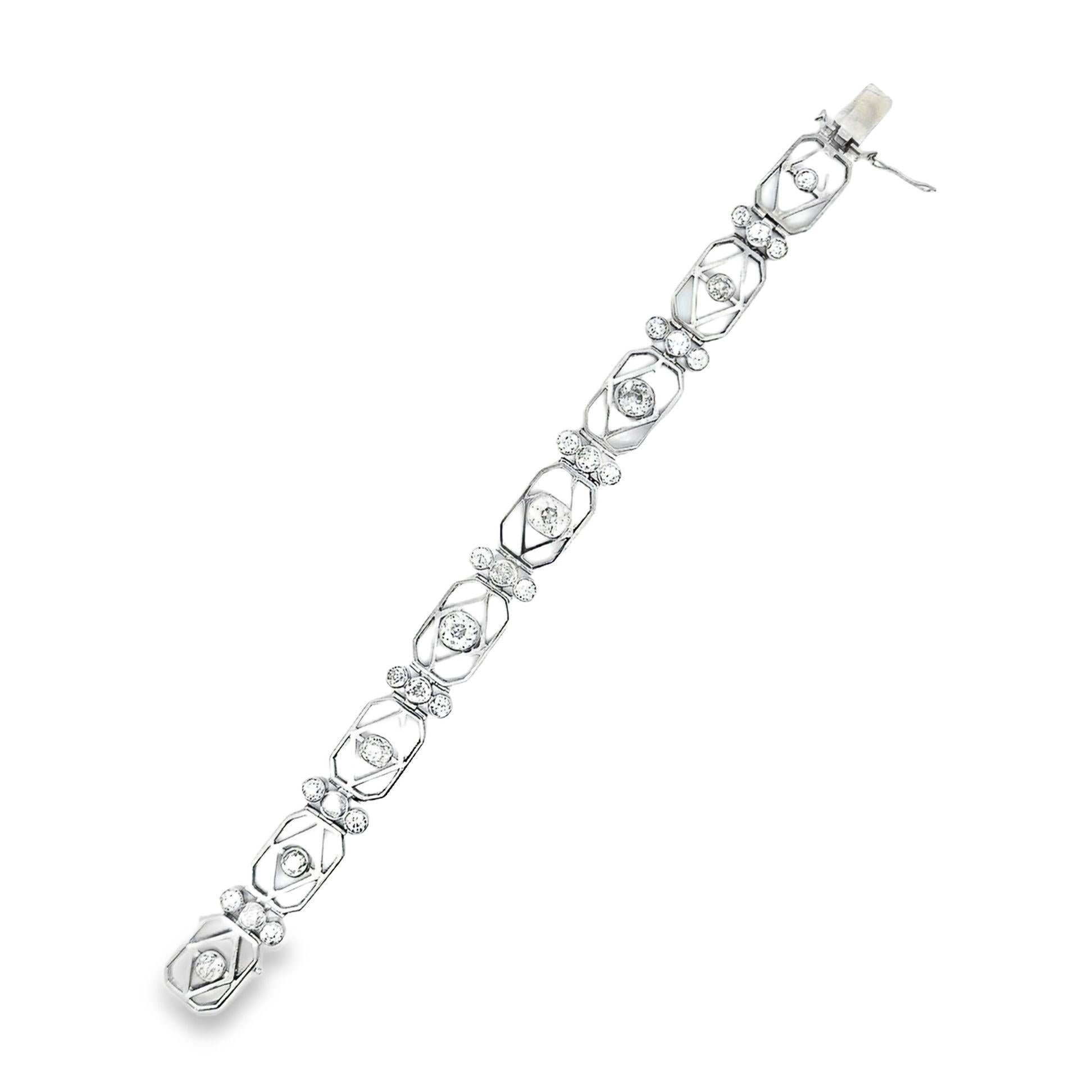 Un tesoro original de la época Art Déco, hacia 1930. La encantadora pulsera de platino presenta aproximadamente 5 quilates de grandes diamantes talla antigua y talla europea de su época. Todos los diamantes están engastados individualmente con un
