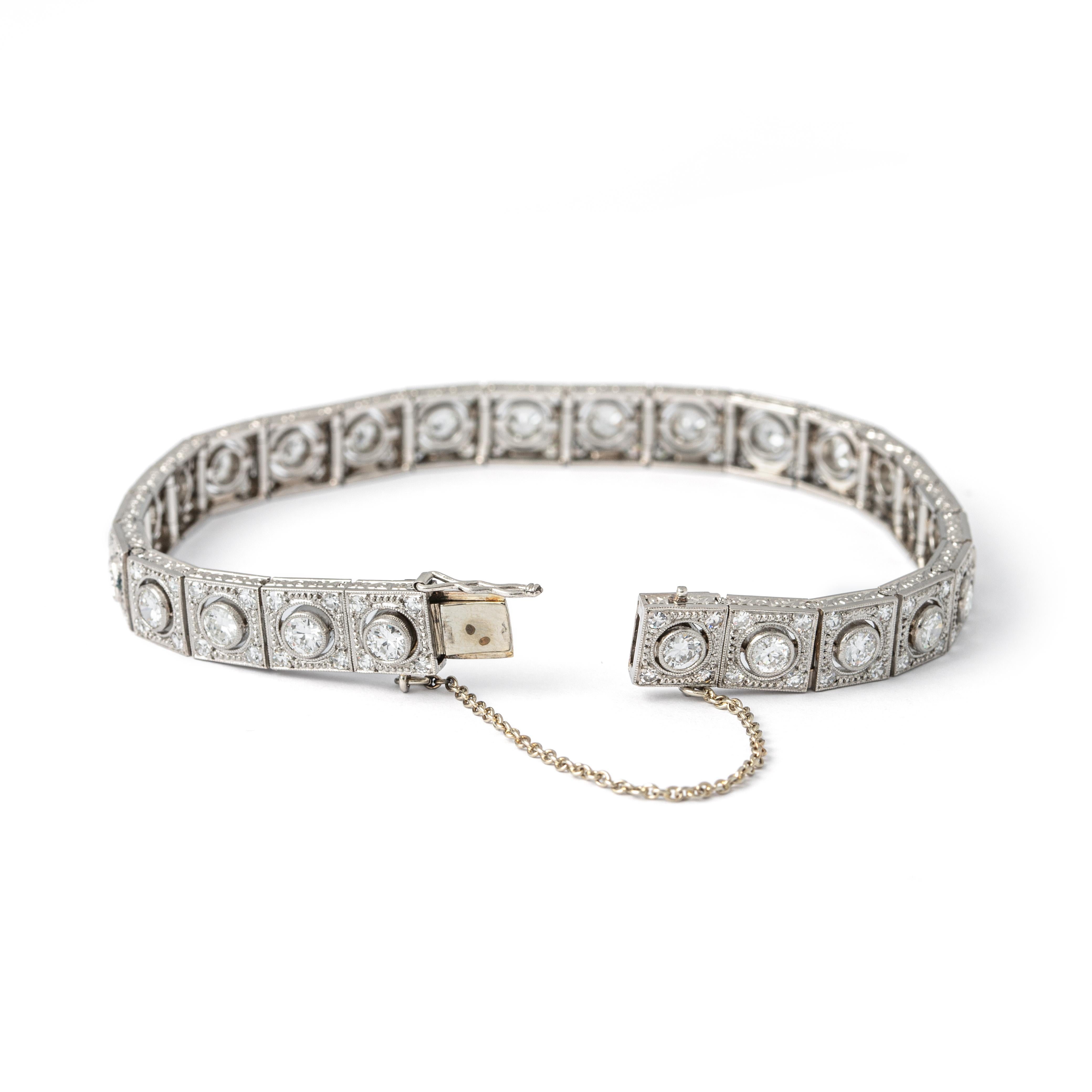 Art Deco Diamant-Platin-Armband.
Armband aus Platin, besetzt mit 26 Diamanten (ca. 0,15ct) und 104 Diamanten (ca. 2,8 cz). Insgesamt 6,8 Karat.

Gesamtgewicht: 29,69 Gramm

Gesamtlänge: ca. 18.00 Zentimeter.