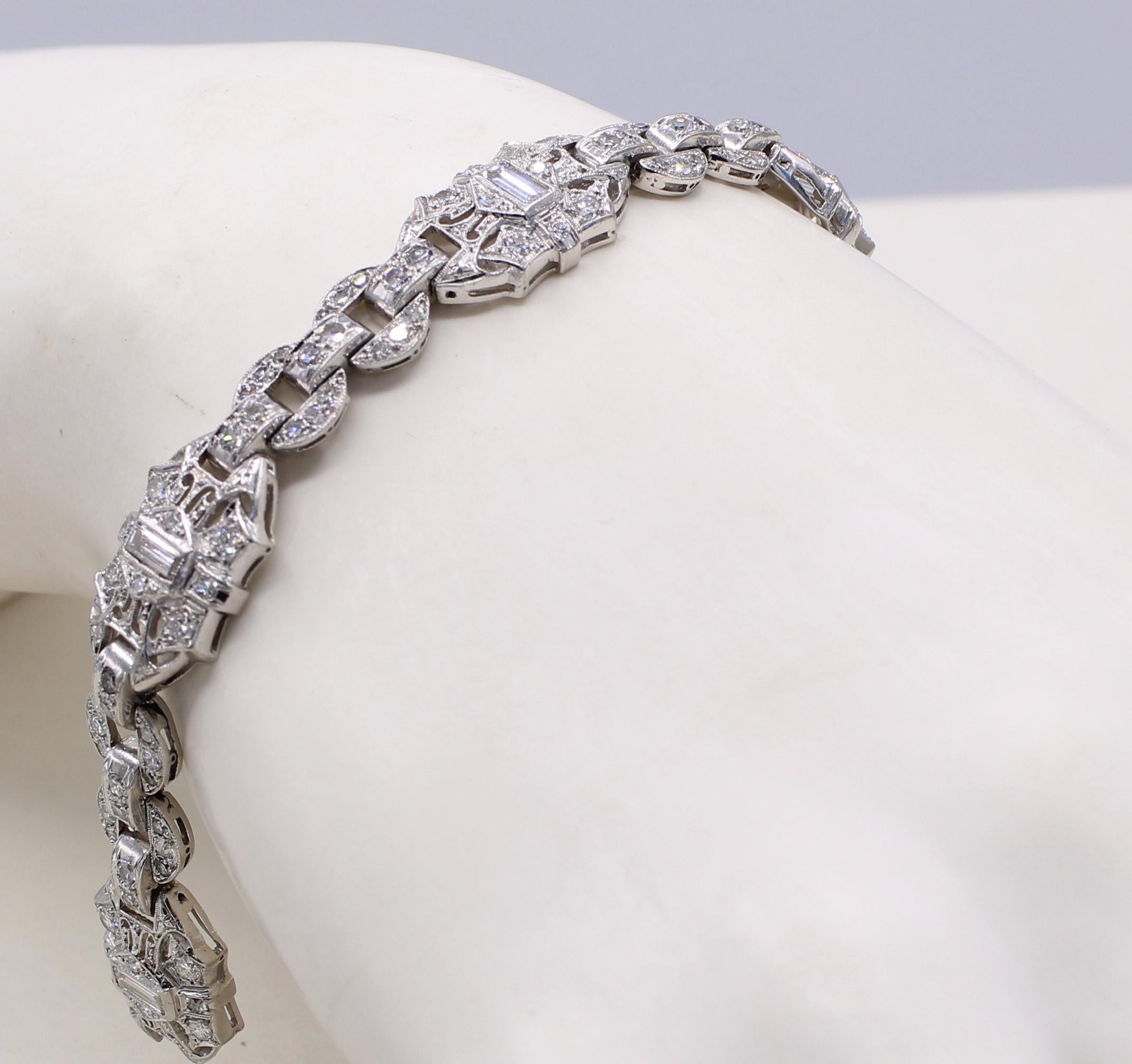 Taille mixte Bracelet Art déco en platine et diamants en vente