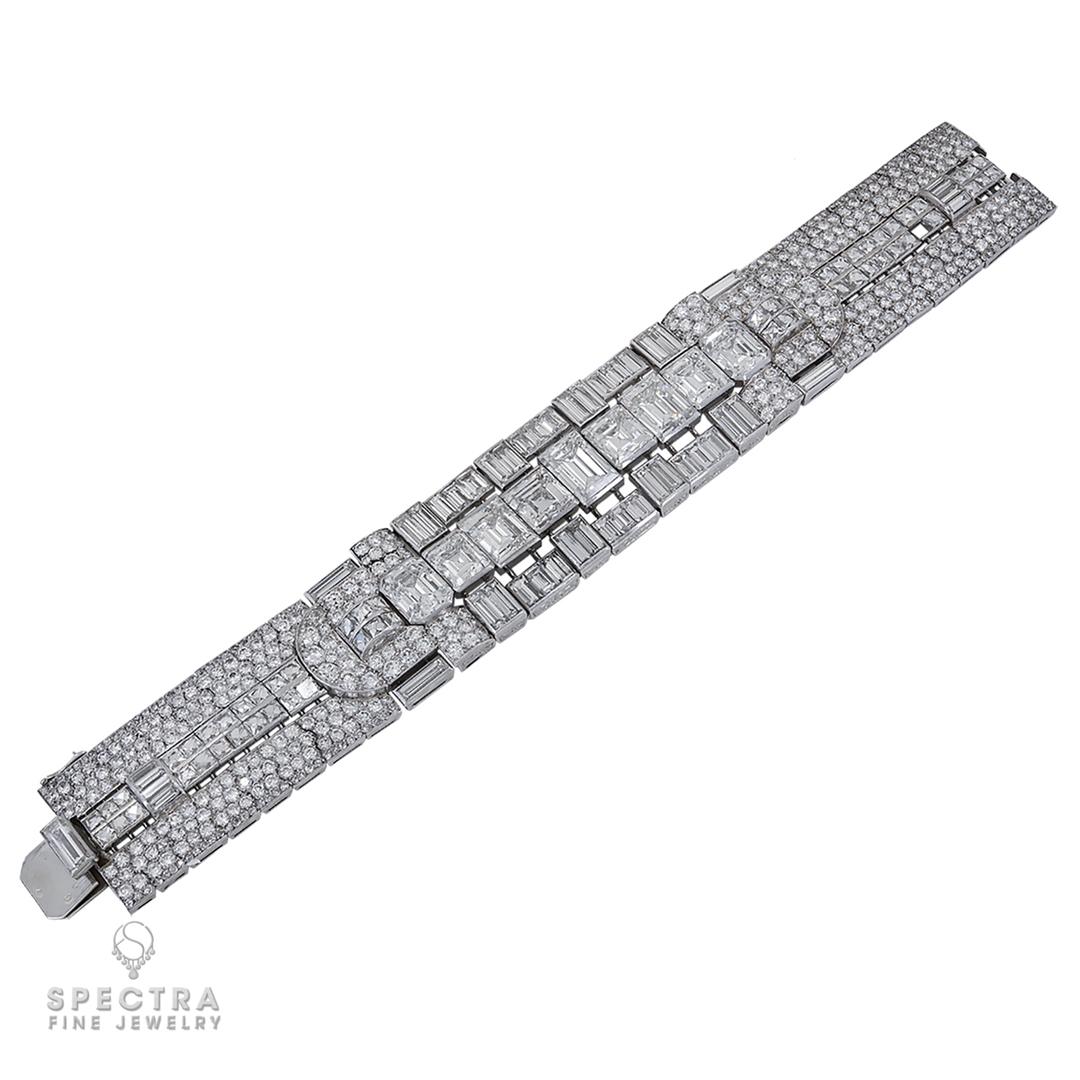 Ce bracelet articulé Art déco à diamants, vers 1930, incarne l'Art moderne français avec sa géométrie simple et l'accent mis sur les lignes horizontales. Réalisé en platine, il comporte 27 maillons ornés de diamants vintage totalisant environ 65,00