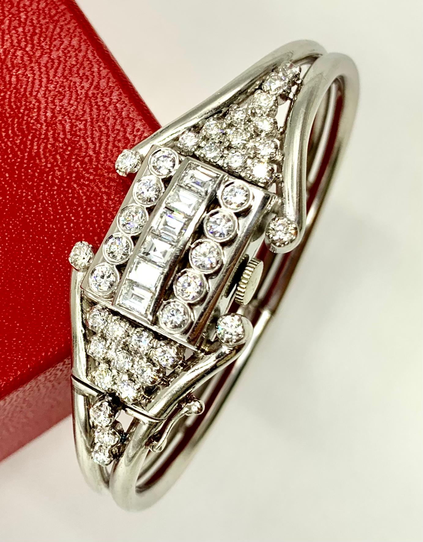 Elegantes Platinarmband aus der Zeit des Art déco mit 3,75 TCW Diamanten und einer versteckten Hamilton-Miniaturuhr. Fabelhaftes, substanzielles Design mit einem zentralen, dreireihigen, rechteckigen Diamantfeld aus Baguette-Diamanten, flankiert von