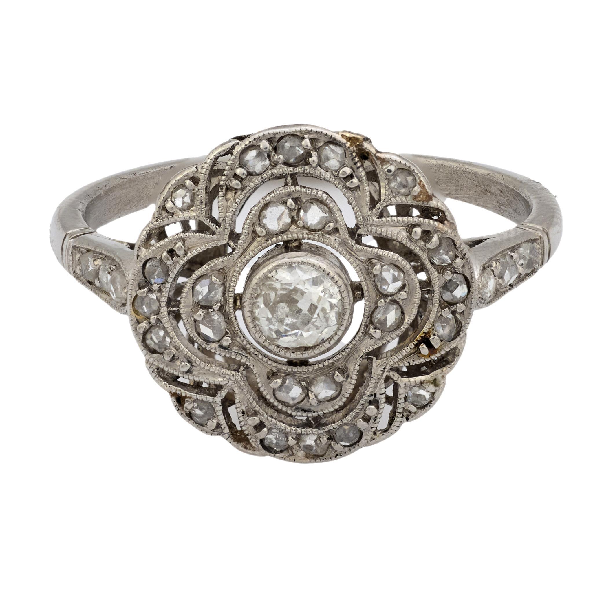 Anello Art Deco in filigrana circolare con diamante e platino In condizioni buone in vendita a Beverly Hills, CA