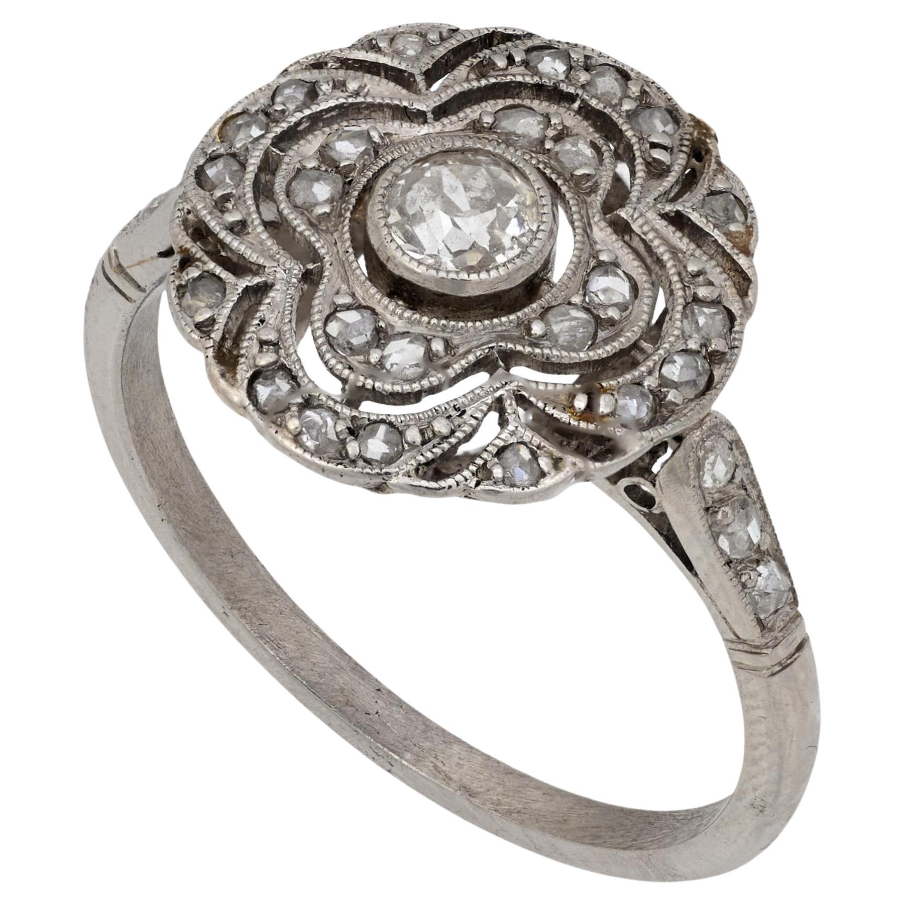 Anello Art Deco in filigrana circolare con diamante e platino in vendita