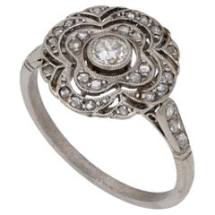 Anello Art Deco in filigrana circolare con diamante e platino