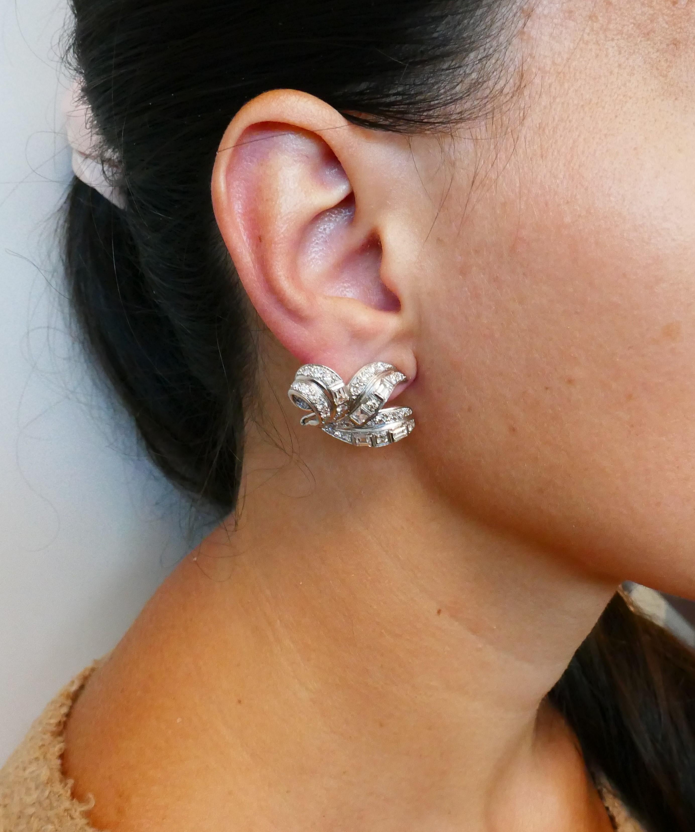 Superbes boucles d'oreilles en platine, serties d'environ 3,32 carats de diamants de type Vieille Europe, taille unique et en escalier (couleur I-J, pureté VS).
Mesures : 1 1/8