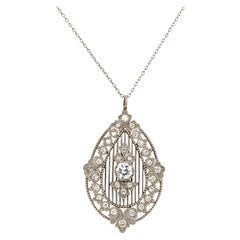 Collier pendentif Art déco en platine et diamants détaillés