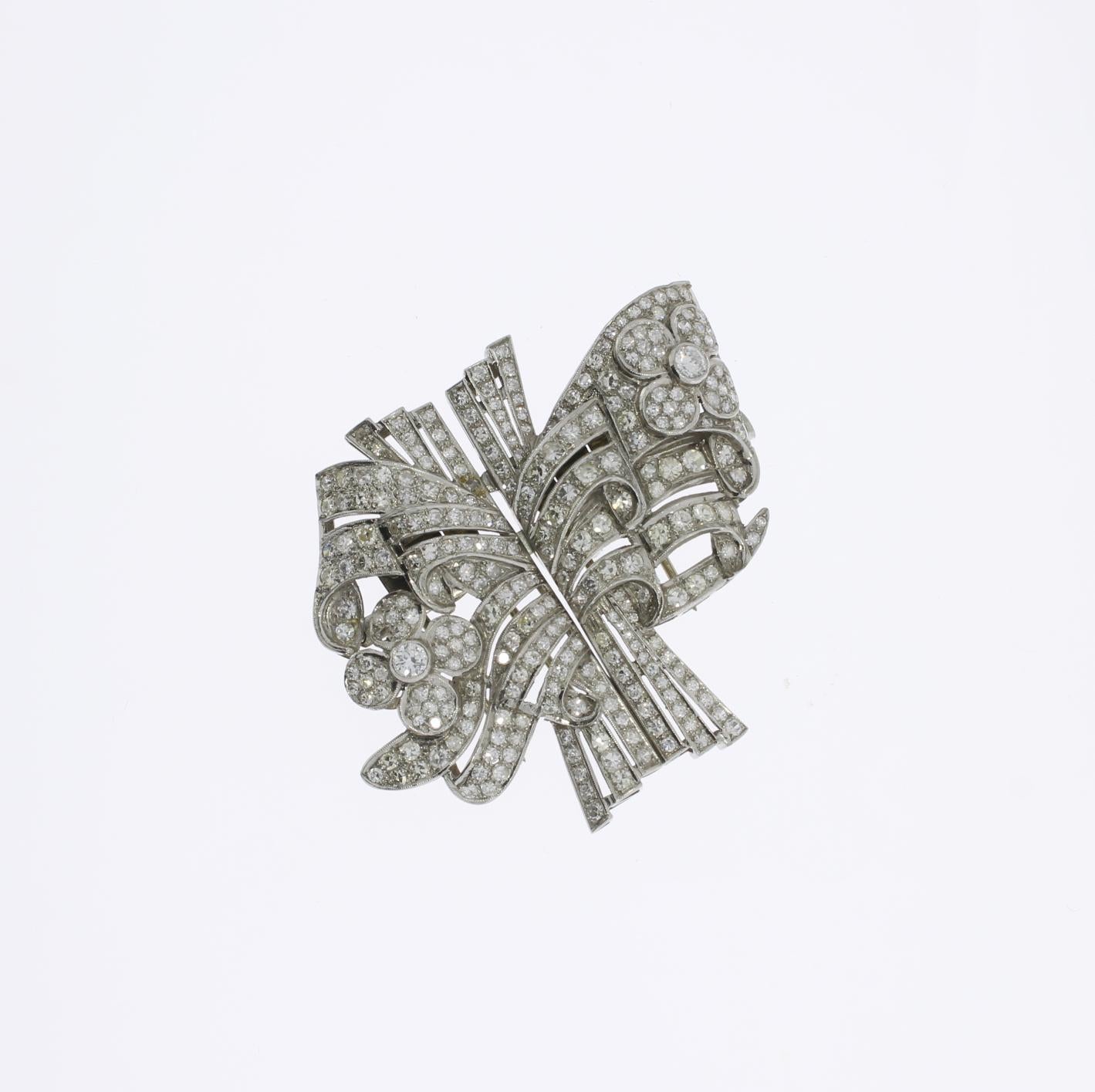 Une impressionnante pièce art déco au design géométrique composée de deux panneaux symétriques. 268 diamants d'un poids total d'environ 6,68 carats. Monté en platine. Poids : 28,96 g. 
Les mesures sont les suivantes : Hauteur : 1.85 in ( 4,7 cm ),