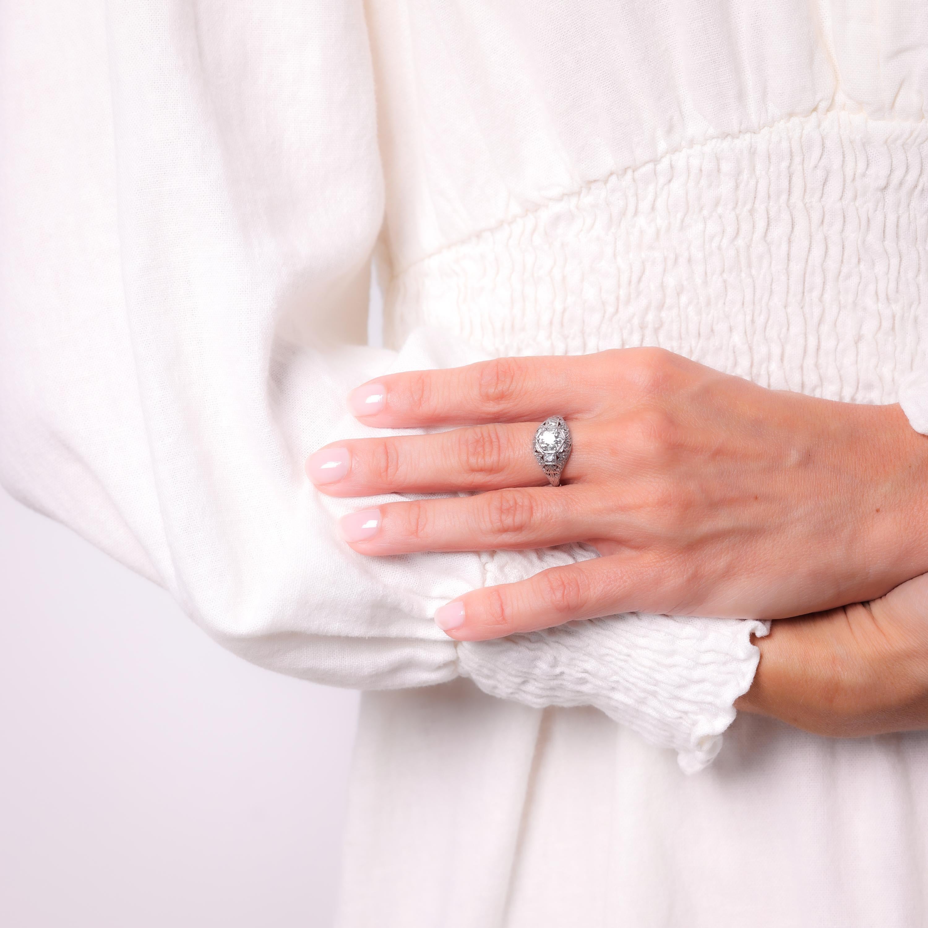 Mittelstein: Diamant im alten europäischen Schliff
Gewicht: Ungefähr 1 Karat
Farbe: K
Klarheit: SI2
Akzentuierungsstein: 2 Diamanten im Brillantschliff
Gewicht: Ungefähr .10 Karat
Farbe: H
Klarheit: VS
Metall: Platin
Epoche: Art Deco
CIRCA: 1930er