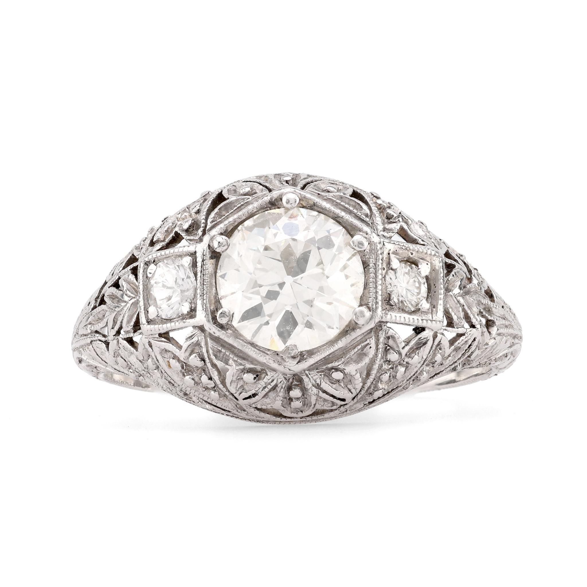Anillo de compromiso Art Decó de diamantes y platino con filigrana