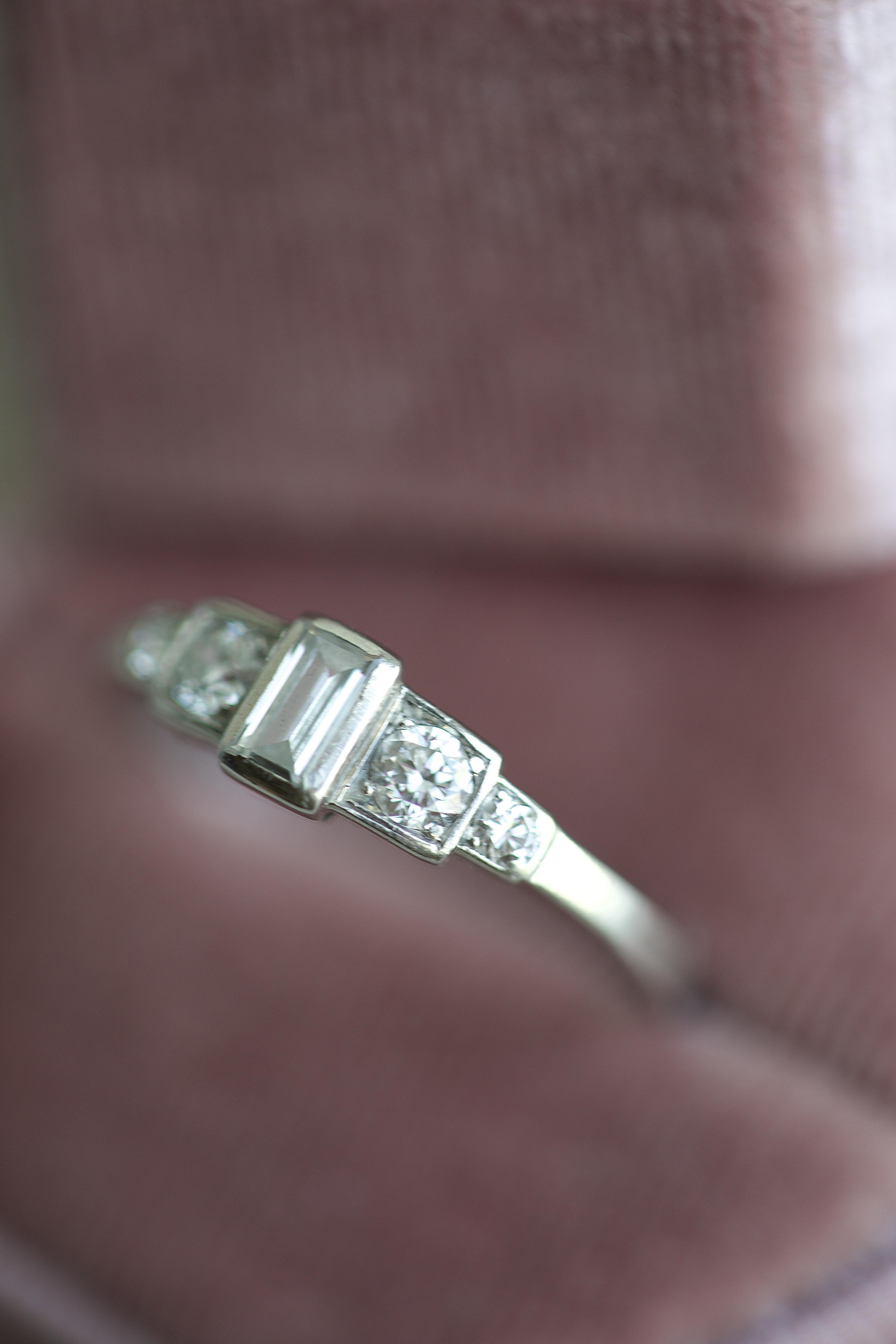 Art Deco Diamant Platin Verlobungsring (Smaragdschliff) im Angebot