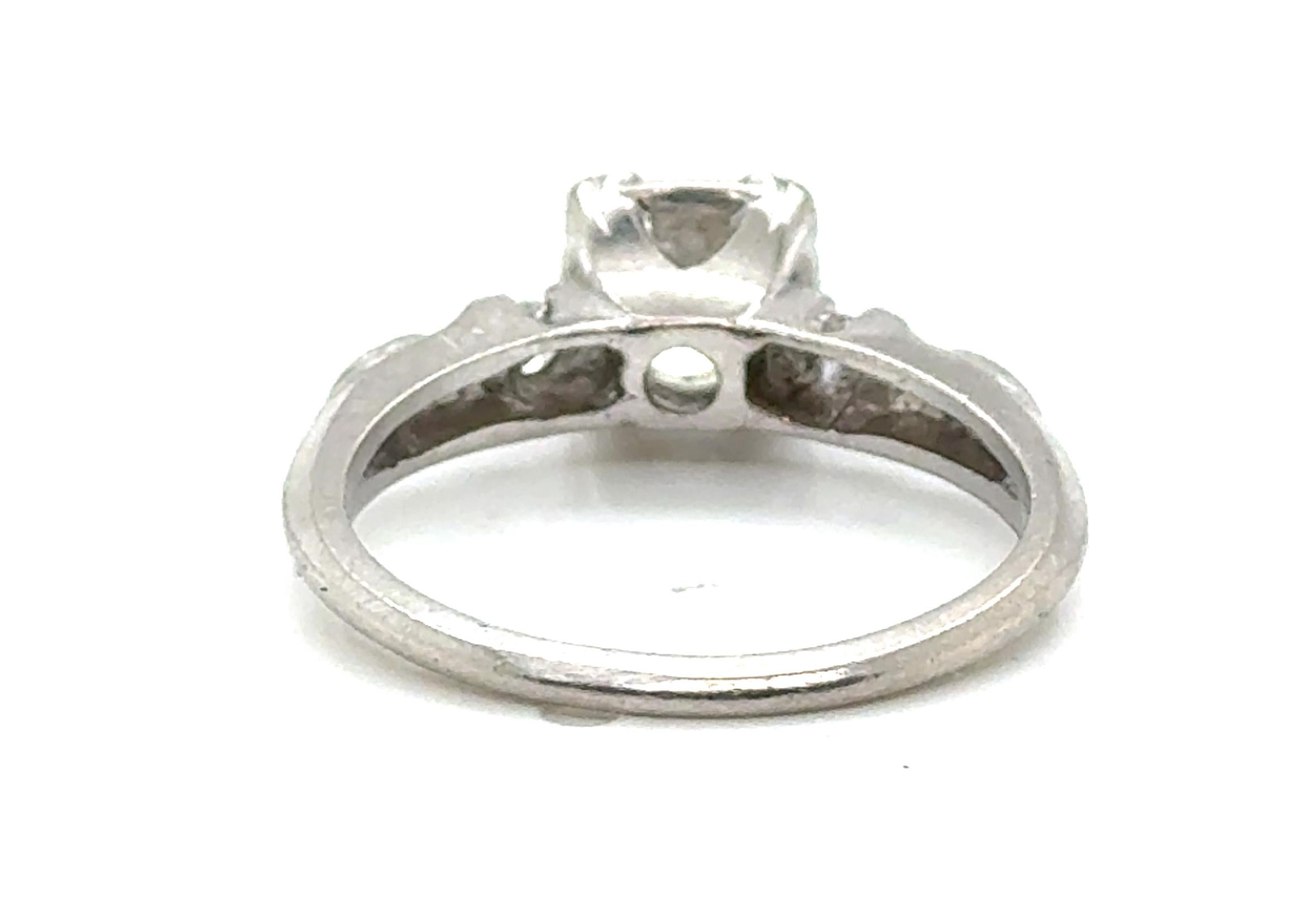 Anello di fidanzamento in platino con diamante Art Deco estratto a 0,80 carati originale degli anni '40 In condizioni ottime in vendita a Dearborn, MI