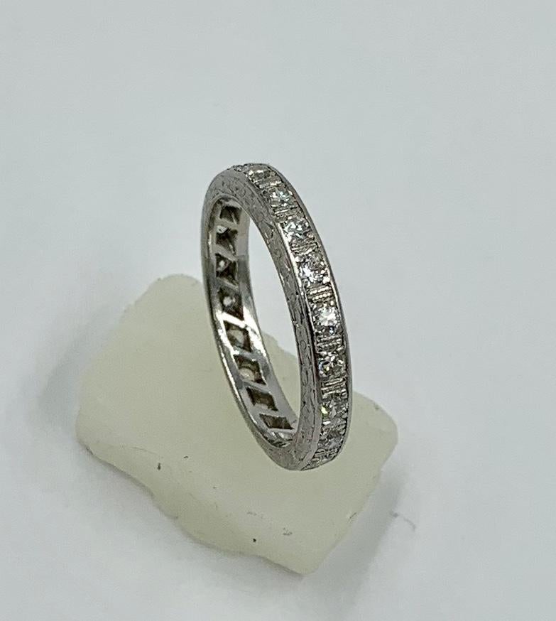 
Il s'agit d'une superbe bague de mariage et de fiançailles en platine avec anneau d'éternité en diamant, de style Arte Antiques Deco.  Cette bague originale de style Art déco est absolument magnifique.  Il est orné de spectaculaires diamants